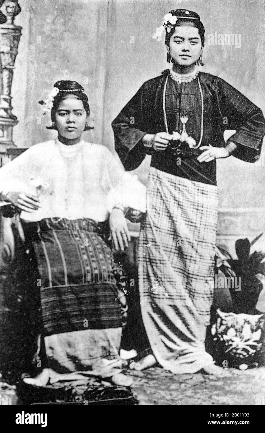 Birmania/Myanmar: La celebrata ah-nyeint Sein Chit (a destra) con sua sorella, 1910 circa. Entrambi indossano abiti di tutti i giorni. La danza in Birmania può essere divisa in danze drammatiche, folkloristiche e di villaggio, e danze nat, ognuna con caratteristiche distinte. Sebbene la danza birmana sia stata influenzata dalle tradizioni di danza dei suoi vicini, in particolare la Thailandia, conserva qualità uniche che la distinguono dagli altri stili regionali, tra cui movimenti angolari, veloci ed energici e l'enfasi sulla posa, non sul movimento. Vari tipi di musica birmana utilizzano una serie di strumenti musicali tradizionali. Foto Stock