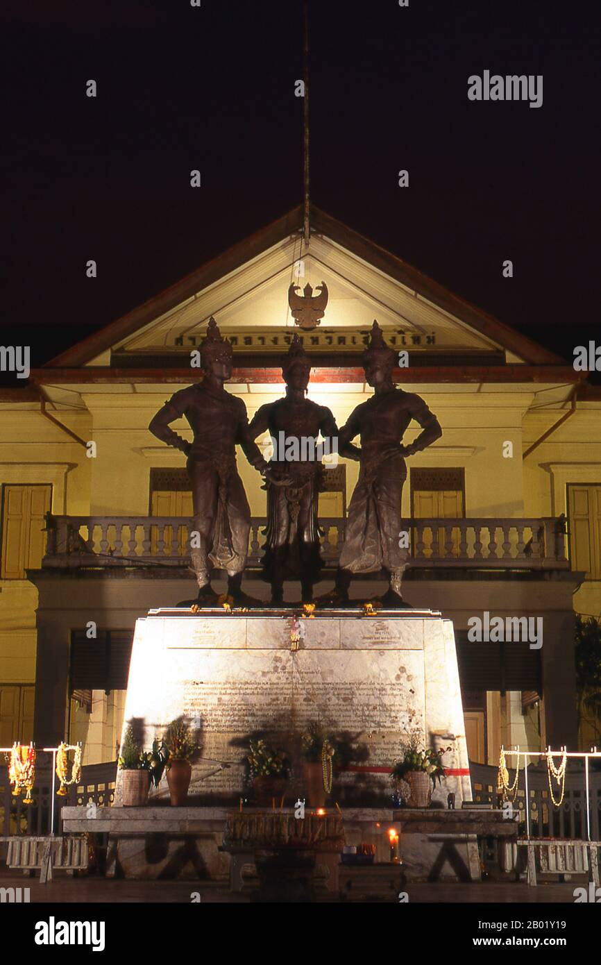 Thailandia: Il Monumento dei tre Re nel centro di Chiang mai, nel nord della Thailandia. Il Monumento dei tre Re nel centro della città vecchia di Chiang mai ritrae Phya Mangrai, nel centro, progettando la nuova città di Chiang mai con i suoi amici reali Phya Ramkhamhaeng di Sukhothai e Phya Ngam Muang di Phayao. Re Mangrai (1239-1311) fu il 25° re di Ngoen Yang (r. 1261-1296) e il primo re di Chiang mai (r. 1296-1311), capitale del regno di Lanna (1296-1558). Foto Stock