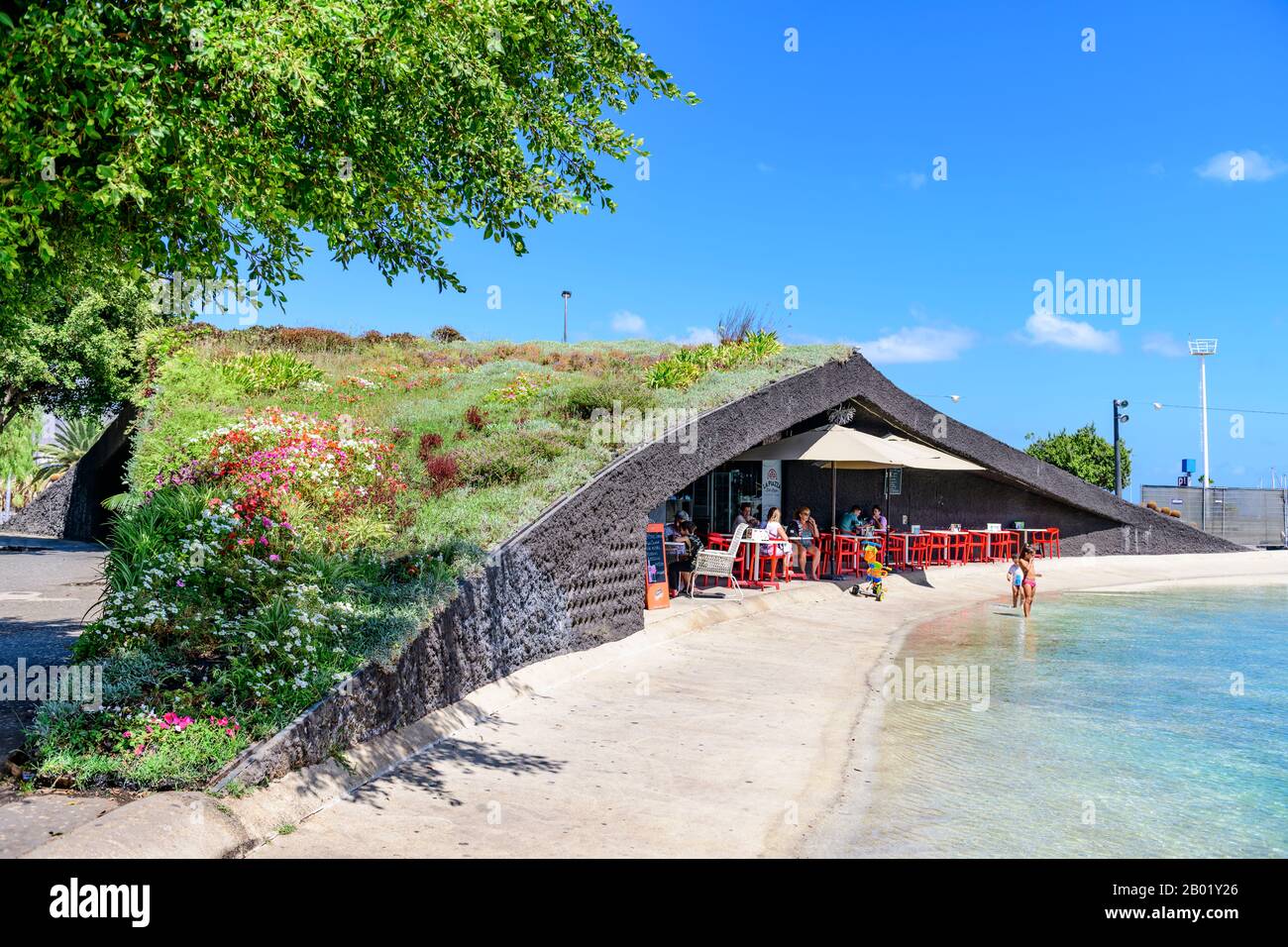 09.16.2018 Tenerife, Isole Canarie. Cafe con un tetto vivo eco-verde. Plaza de Espana Santa Cruz de Tenerife Foto Stock