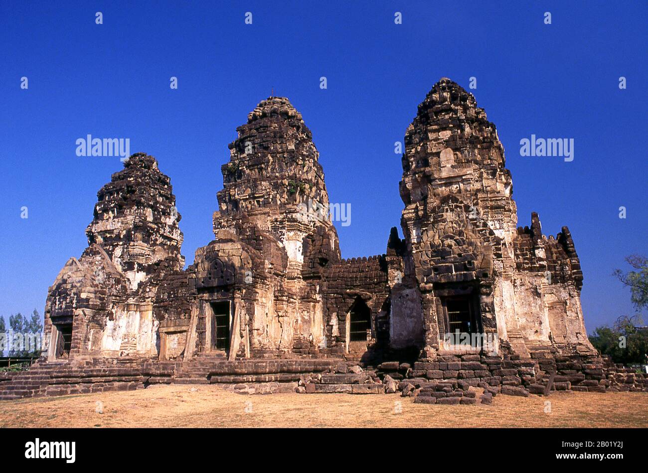 Thailandia: Il 13 ° secolo Prang Sam Yot, originariamente un tempio Khmer indù, ha tre prangs che ha usato per rappresentare Brahma, Vishnu, e Shiva (la trinità indù). Fu poi convertito in un santuario buddista. Il centro storico di Lopburi risale all'epoca dei Dvaravati (VI-XIII secolo). Originariamente era conosciuto come Lavo o Lavapura. Dopo la fondazione del regno di Ayutthaya nel XV secolo, Lopburi era una roccaforte dei governanti di Ayutthaya. In seguito divenne una nuova capitale reale durante il regno di re Narai il Grande del regno di Ayutthaya a metà del XVII secolo. Foto Stock
