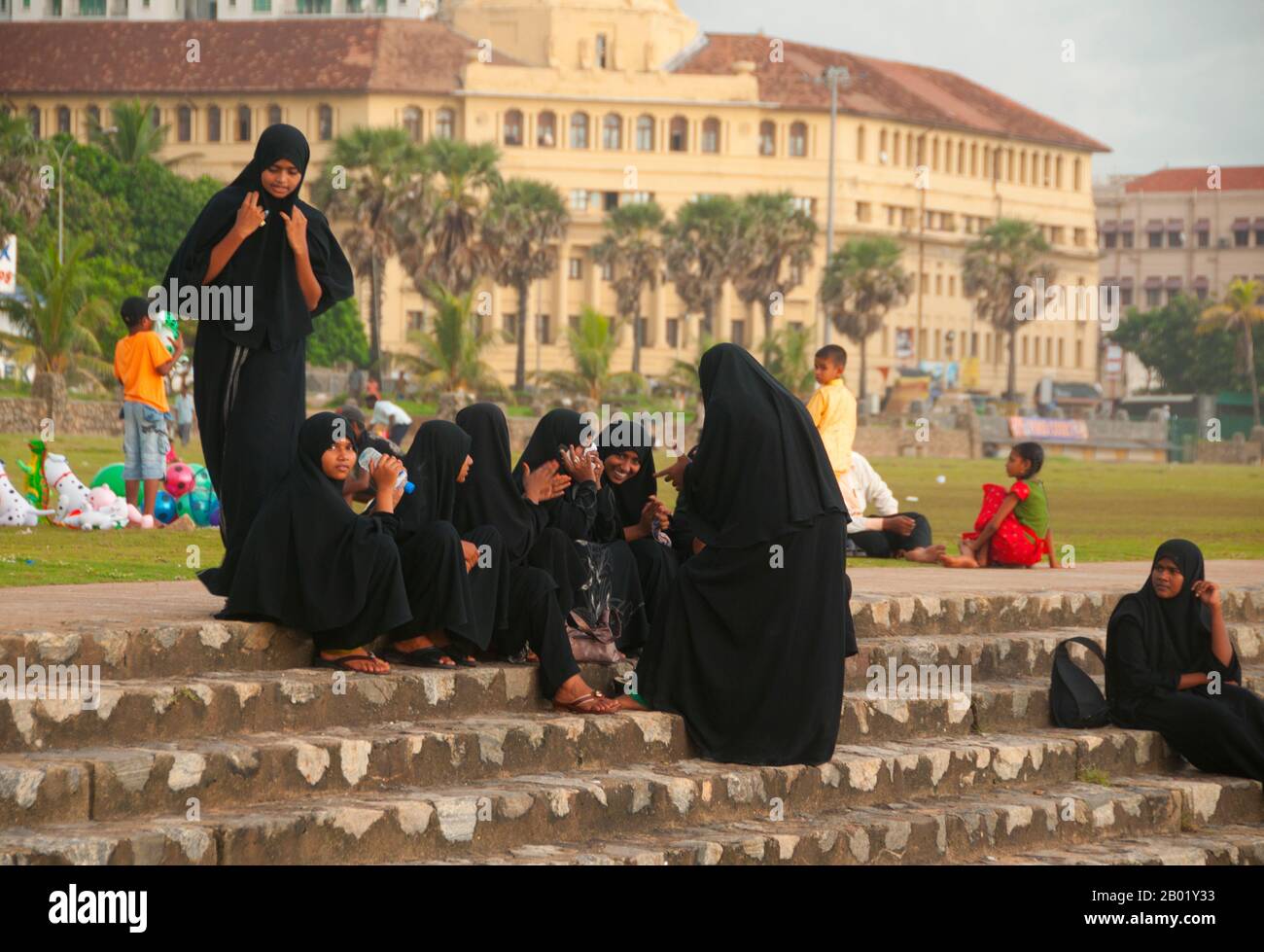 Sri Lanka: Studenti musulmani a Galle Face al tramonto, Colombo. Ci sono stati musulmani in Sri Lanka da oltre mille anni. Il commercio di dhow ha attraversato le acque tra il Medio Oriente e l'isola nota ai marinai arabi - come Sinbad - come Serendib anche in epoca pre-islamica. I primi mercanti e marinai musulmani potrebbero essere sbarcati sulle sue coste durante la vita di Maometto. Nel X secolo questa comunità prevalentemente araba era diventata abbastanza influente da controllare il commercio dei porti sud-occidentali, mentre i re singalesi generalmente impiegavano ministri musulmani per dirigere gli affari commerciali. Foto Stock