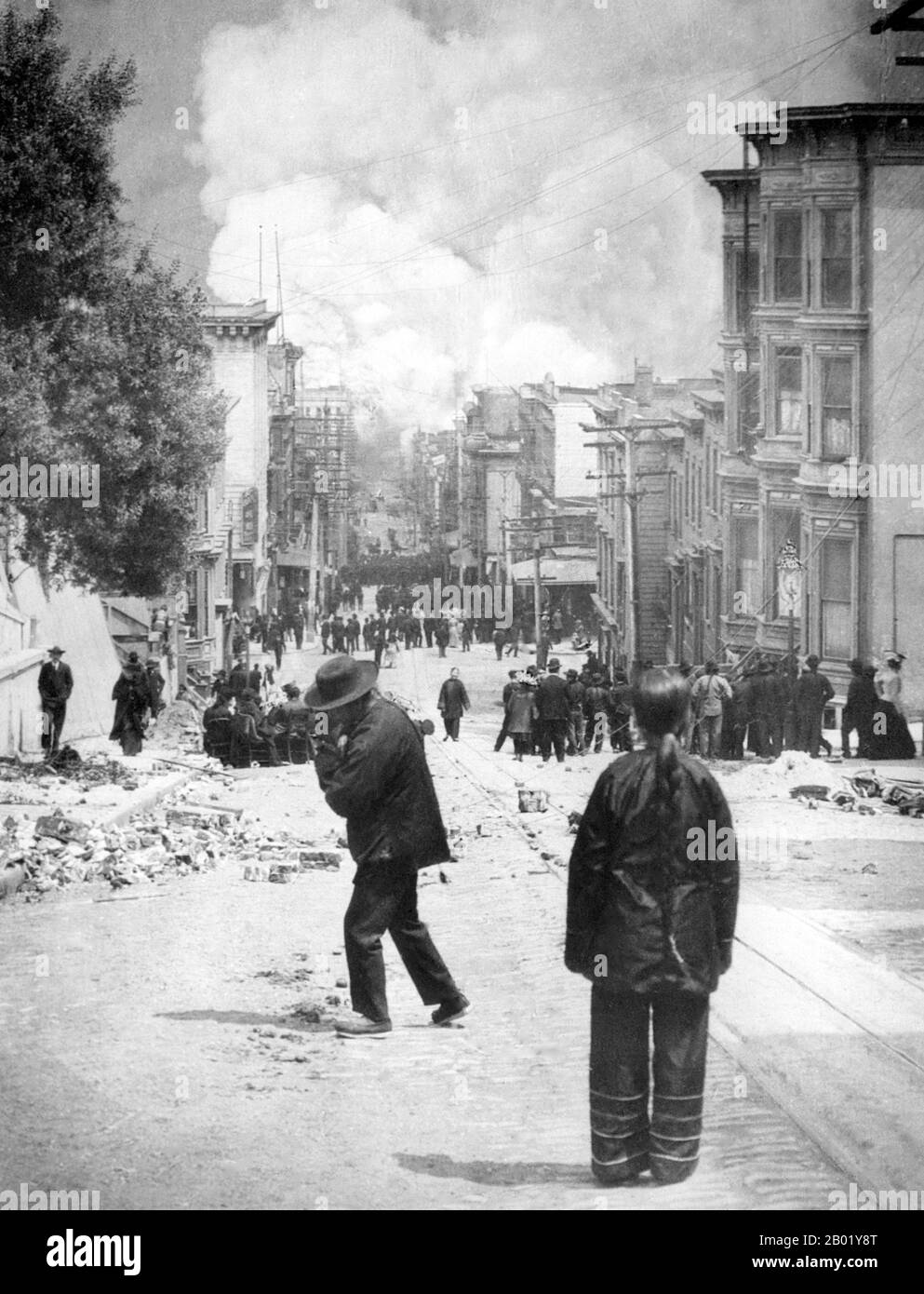 USA: Foto di Arnold Genthe di San Francisco il 18 aprile 1906, guardando da Chinatown verso l'incendio di Sacramento Street. Il terremoto di San Francisco del 1906 fu un terremoto che colpì San Francisco e la costa della California settentrionale alle 5:12 di mercoledì 18 aprile 1906. La stima più ampiamente accettata per la grandezza del terremoto è una magnitudine momento (MW) di 7,9; tuttavia, sono stati proposti altri valori, da 7,7 a 8,25. L'epicentro principale dello shock si è verificato al largo a circa 3,2 km dalla città, vicino a Mussel Rock. Foto Stock