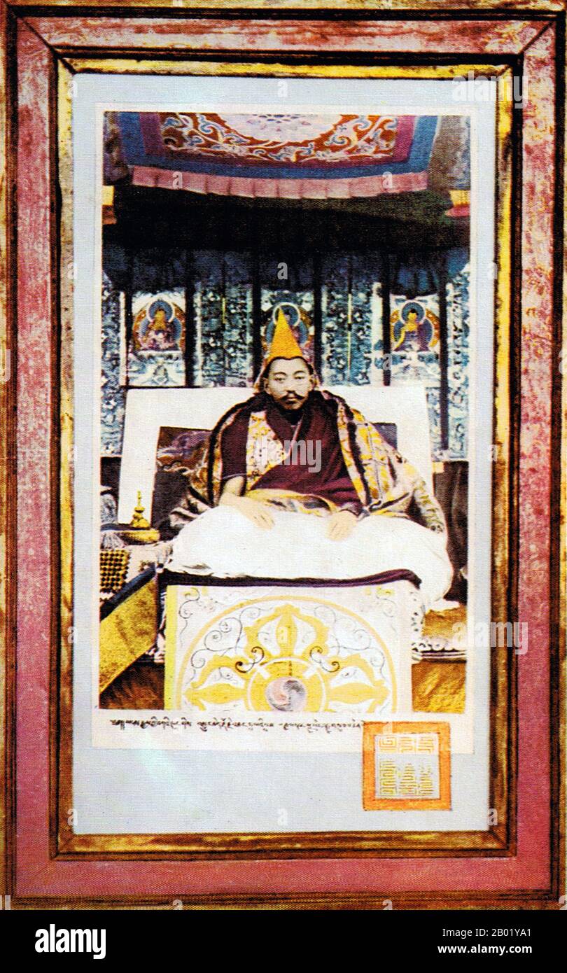 Thubten Gyatso era il 13th Dalai lama del Tibet. Nel 1878 fu riconosciuto come la reincarnazione del Dalai lama. Fu scortato a Lhasa e ha dato i voti pre-novizi dal Panchen lama, Tenpai Wangchuk, e chiamato 'Ngawang Lobsang Thuppen Gyatso Jigdral Chokley Namgyal'. Durante il 1879 fu intronizzato al palazzo Potala, ma non prese il potere politico fino al 1895, dopo che aveva raggiunto la sua maggioranza. Thubten Gyatso fu un riformista intelligente che si dimostrò un abile politico quando il Tibet divenne un pedone nel Grande gioco tra l'Impero Russo e l'Impero britannico. Era Foto Stock