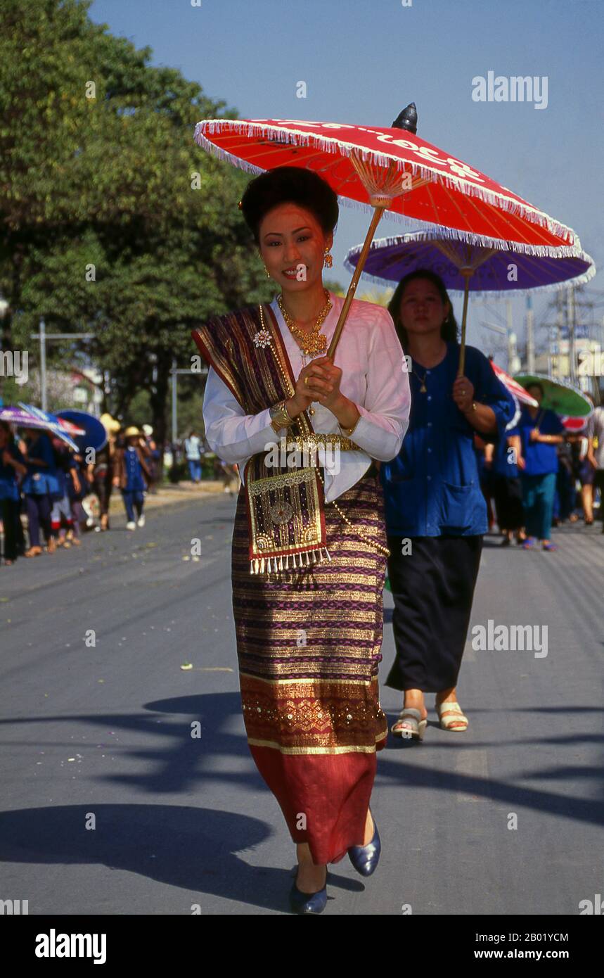 Chiang mai è conosciuta come "la Rosa del Nord", ma fiorisce davvero in fiore a febbraio, verso la fine della stagione fredda. Ogni anno, il primo fine settimana di febbraio, viene aperto il Chiang mai Flower Festival. Le aiuole negli spazi pubblici in tutta la città sono particolarmente belle in questo periodo dell'anno. Ovunque si possono trovare magnifiche esposizioni di crisantemi gialli e bianchi, e la Rosa Damascena, una varietà che si trova solo a Chiang mai. Inoltre, le orchidee dendrobium rosa e viola e il Daoruang giallo. Foto Stock