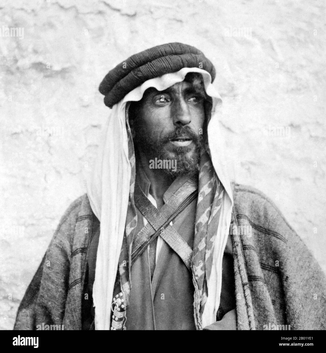 Palestina: Un beduino della regione di al Naqab (Negev) nella Palestina meridionale c. 1900-1920. Palestina è un nome dato alla regione geografica tra il Mar Mediterraneo e il fiume Giordano. La regione è anche conosciuta come la Terra di Israele, la Terra Santa e il Levante meridionale. Nel 1832 la Palestina fu conquistata dall'Egitto di Muhammad Ali, ma nel 1840 la Gran Bretagna intervenne e restituì il controllo del Levante agli ottomani in cambio di ulteriori capitolazioni. La fine del XIX secolo vide l'inizio dell'immigrazione sionista e la rinascita della lingua ebraica. Foto Stock