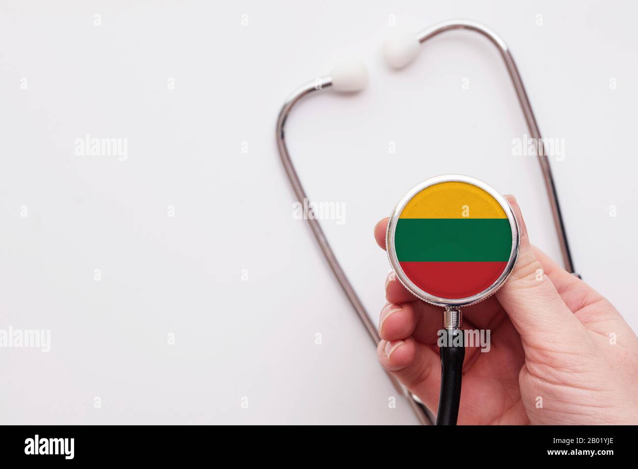 Lituania concetto di assistenza sanitaria. Medico che detiene uno stetoscopio medico. Foto Stock