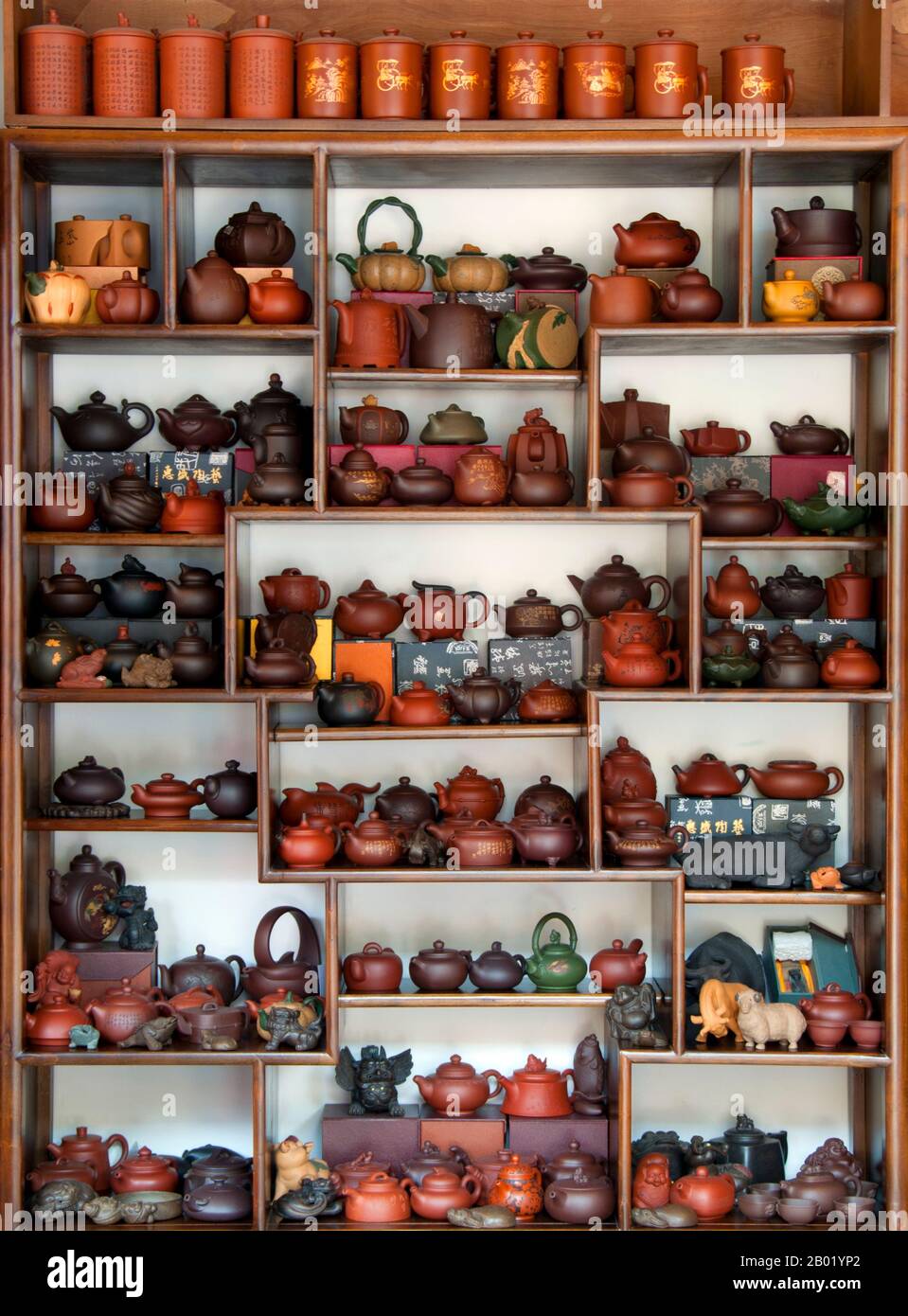 Cina: Esposizione di teiere in un negozio vicino a Wenshu Yuan (tempio di Wenshu), Chengdu, provincia di Sichuan. Chengdu, precedentemente nota come Chengtu, è la capitale della provincia del Sichuan nel sud-ovest della Cina. All'inizio del IV secolo a.C., il IX re Kaiming dell'antico Shu trasferì la sua capitale nella posizione attuale della città dall'attuale vicino Pixian. Secondo la tradizione orale, il tè è stato coltivato in Cina per più di quattro millenni. I primi resoconti scritti sulla preparazione del tè, tuttavia, risalgono al 350 d.C. circa, quando divenne per la prima volta una bevanda alla corte imperiale. Circa 800 semi di tè CE sono stati portati in Giappone. Foto Stock