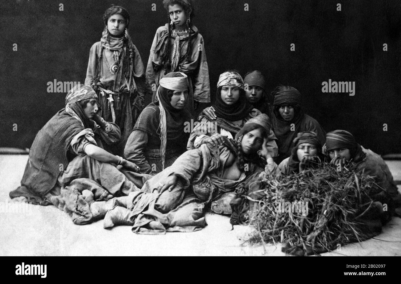 Palestina: Un gruppo di donne beduine. Foto di Tancrède R. Dumas (1830-1905), c. 1860-1900. I beduini fanno parte di un gruppo etnico arabo che abita prevalentemente nel deserto tradizionalmente diviso in tribù, o clan, conosciuti in arabo come ʿašāʾir. Il termine "beduino" deriva da una forma plurale della parola araba badawī, in quanto è pronunciata nei dialetti colloquiali. Il termine arabo badawī deriva dalla parola bādiyah, che significa deserto semiarido (al contrario di ṣaḥarāʾ che significa deserto). A partire dalla fine del XIX secolo, molti beduini sotto il dominio britannico iniziarono a transitare verso una vita seminomadica. Foto Stock