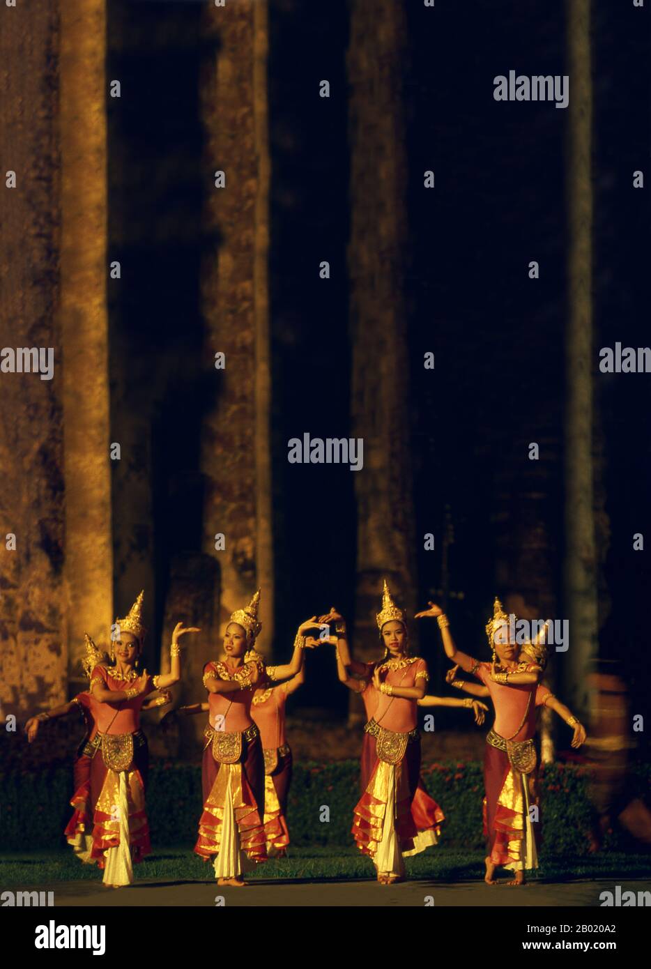 Thailandia: Danzatori tradizionali thailandesi allo spettacolo di luci e suoni per l'annuale Loy Krathong Festival, Parco storico di Sukhothai. Loy Krathong (o Loi Krathong) è un festival che si celebra ogni anno in tutta la Thailandia e in alcune parti del Laos durante la luna piena del dodicesimo mese nel tradizionale calendario lunare. Sukhothai, che letteralmente significa "Alba della felicità", era la capitale del regno di Sukhothai ed è stata fondata nel 1238. Fu la capitale dell'Impero thailandese per circa 140 anni. Foto Stock