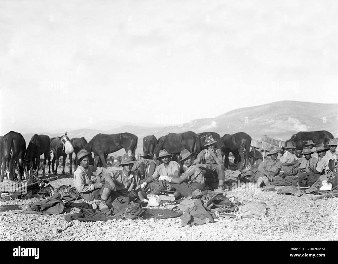 La battaglia di Megiddo (turco: Megiddo Muharebesi), conosciuta anche in turco come il Nablus Hezimeti ('Rout of Nablus'), fu combattuta tra il 19 e il 25 settembre 1918, sulla piana di Sharon, di fronte a Tulkarm, Tabor e Arara nelle colline della Giudea e sulla piana di Esdralon a Nazareth, Afulah, Beisan, Jenin e Samakh. Durante la vasta battaglia di Sharon, quattro corpi furono schierati contro tre eserciti contrapposti. La prima linea dell'Impero Ottomano fu spezzata e catturata dalla fanteria dell'Impero britannico, consentendo alla cavalleria di circondare successivamente quasi l'Ottava ottomana e la settima Armie Foto Stock