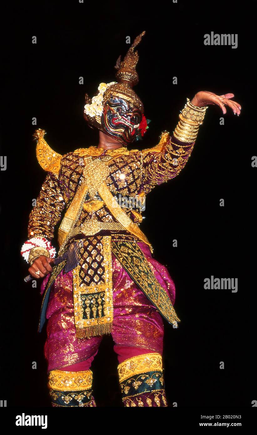 Rāvaṇa (sanscrito: रावण), è il personaggio antagonista primario dell'epico indù, il Ramayana. Era il re Rakshasa di Longka (Lanka). Nel testo classico, è principalmente raffigurato negativamente, rapendo la moglie di Rama Sita, per rivendicare vendetta su Rama e suo fratello Lakshmana per aver tagliato il naso della sorella Surpanakha. La danza classica Khmer è simile alle danze classiche della Thailandia e della Cambogia. Il Reamker è una versione Khmer del Ramayana ed è uno dei drammi di danza più comunemente eseguiti. Foto Stock