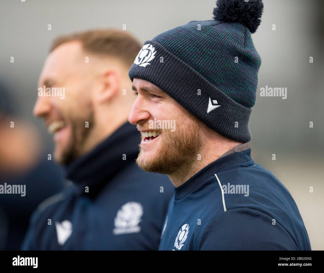 Oriam Sports Center, Campus Riccarton Della Heriot-Watt University, Edimburgo: 18th Febbraio 2020. Scozia rugby sessione di formazione prima della loro partita di Guinness Six Nations contro l'Italia a Roma. Il capitano scozzese Stuart Hogg con Byron McGuigan dietro. Merito: Ian Rutherford/Alamy Live News Foto Stock