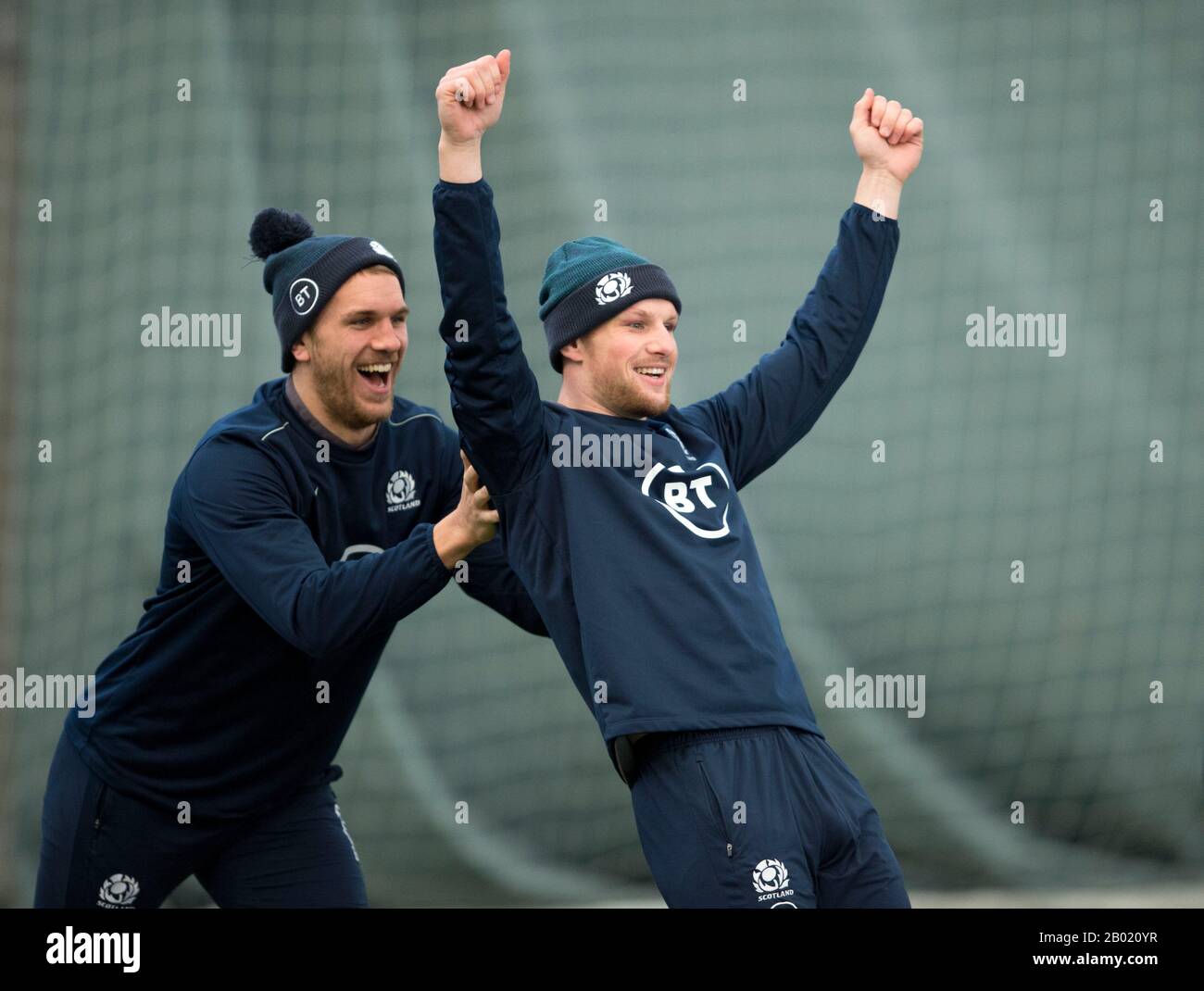 Oriam Sports Center, Campus Riccarton Della Heriot-Watt University, Edimburgo: 18th Febbraio 2020. Scozia rugby sessione di formazione prima della loro partita di Guinness Six Nations contro l'Italia a Roma. Da L a R: Chris Harris e Hutchinson della Scozia. Merito: Ian Rutherford/Alamy Live News Foto Stock