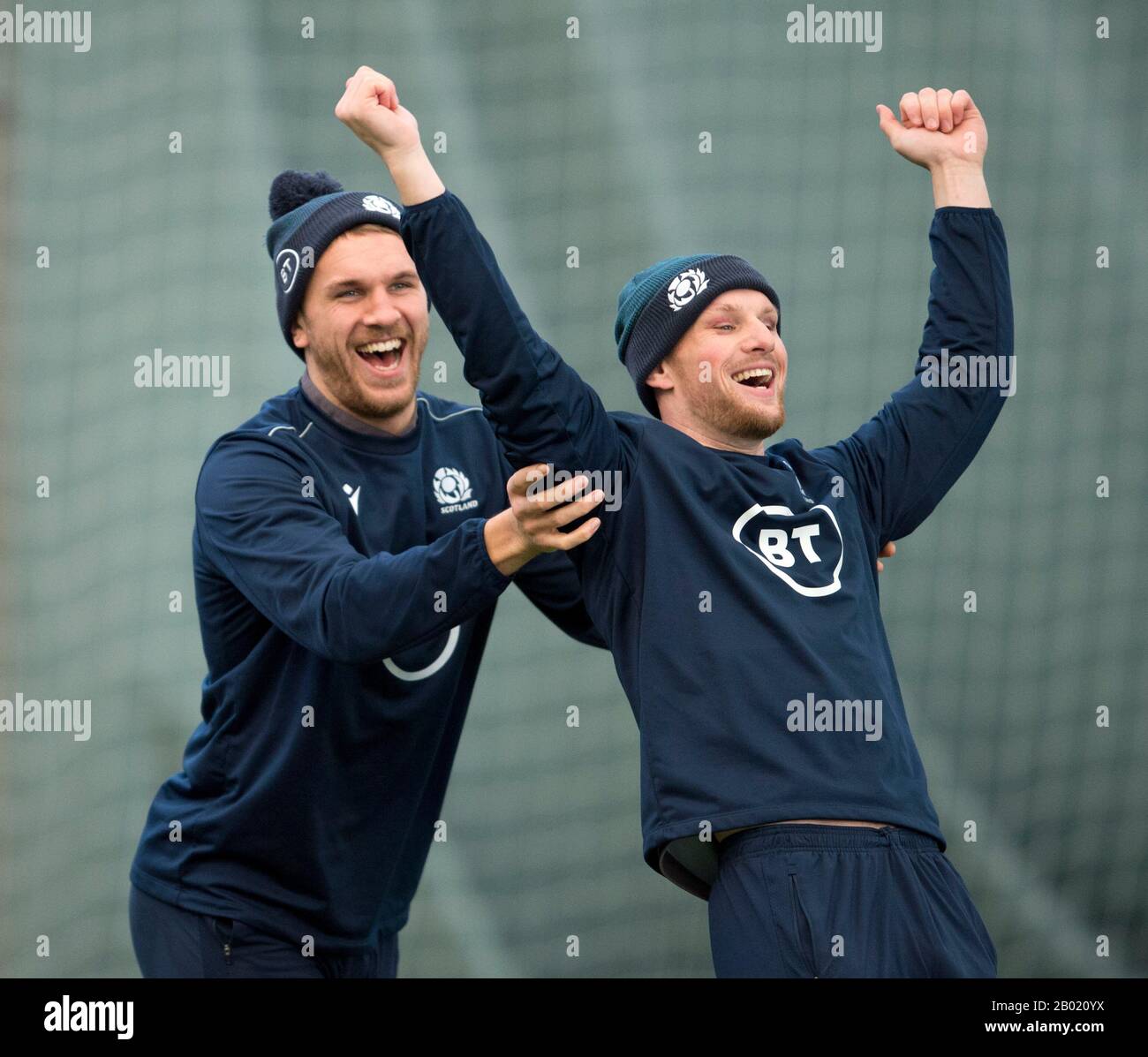 Oriam Sports Center, Campus Riccarton Della Heriot-Watt University, Edimburgo: 18th Febbraio 2020. Scozia rugby sessione di formazione prima della loro partita di Guinness Six Nations contro l'Italia a Roma. Da L a R: Chris Harris e Hutchinson della Scozia. Merito: Ian Rutherford/Alamy Live News Foto Stock