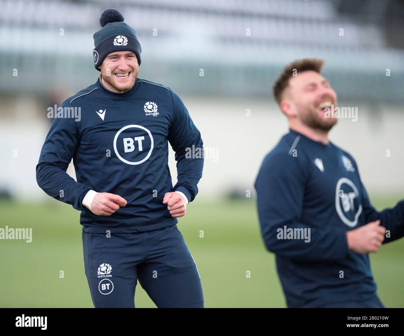 Oriam Sports Center, Campus Riccarton Della Heriot-Watt University, Edimburgo: 18th Febbraio 2020. Scozia rugby sessione di formazione prima della loro partita di Guinness Six Nations contro l'Italia a Roma. Da L a R: Capitano scozzese Stuart Hogg e ScotlandÕs Ali Price. Merito: Ian Rutherford/Alamy Live News Foto Stock