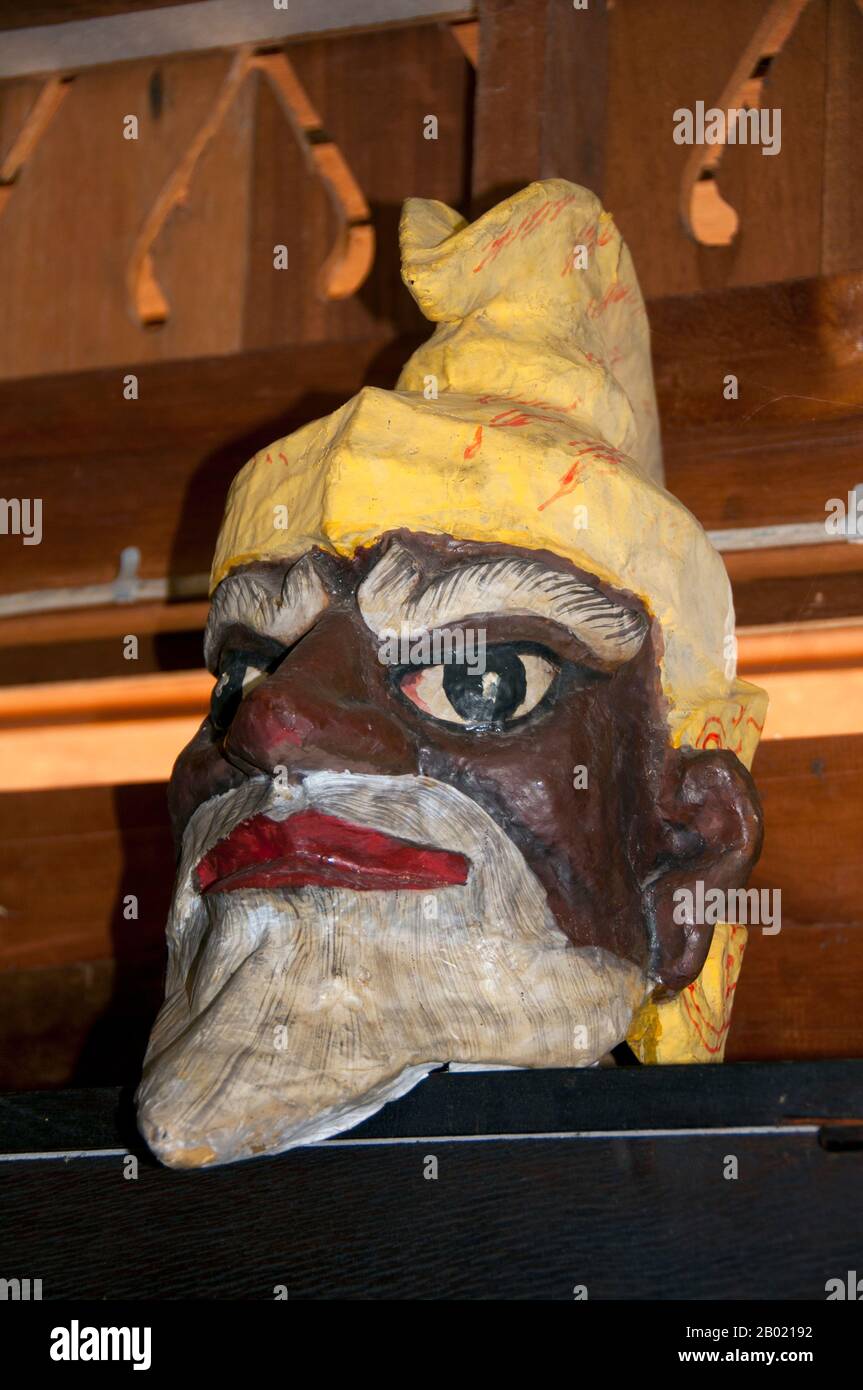 Thailandia: Maschere allo Shadow Puppet Theatre, Nakhon Sri Thammarat. 'Nang talung' è il teatro ombra dei burattini popolare nel sud della Thailandia. È una forma d'arte che si dice abbia avuto origine già nel 400 a.C. Ein Sud-est asiatico. Gli spettacoli di solito durano fino alla notte e rimangono un elemento essenziale se si riduce parte della vita dei villaggi nel profondo Sud della Thailandia. «Nang» significa «cuoio animale», da cui sono tagliate le cifre. «Talung» si riferisce a Phatthalung, una città nel sud della Thailandia dove si dice che la forma d’arte abbia avuto origine. Foto Stock