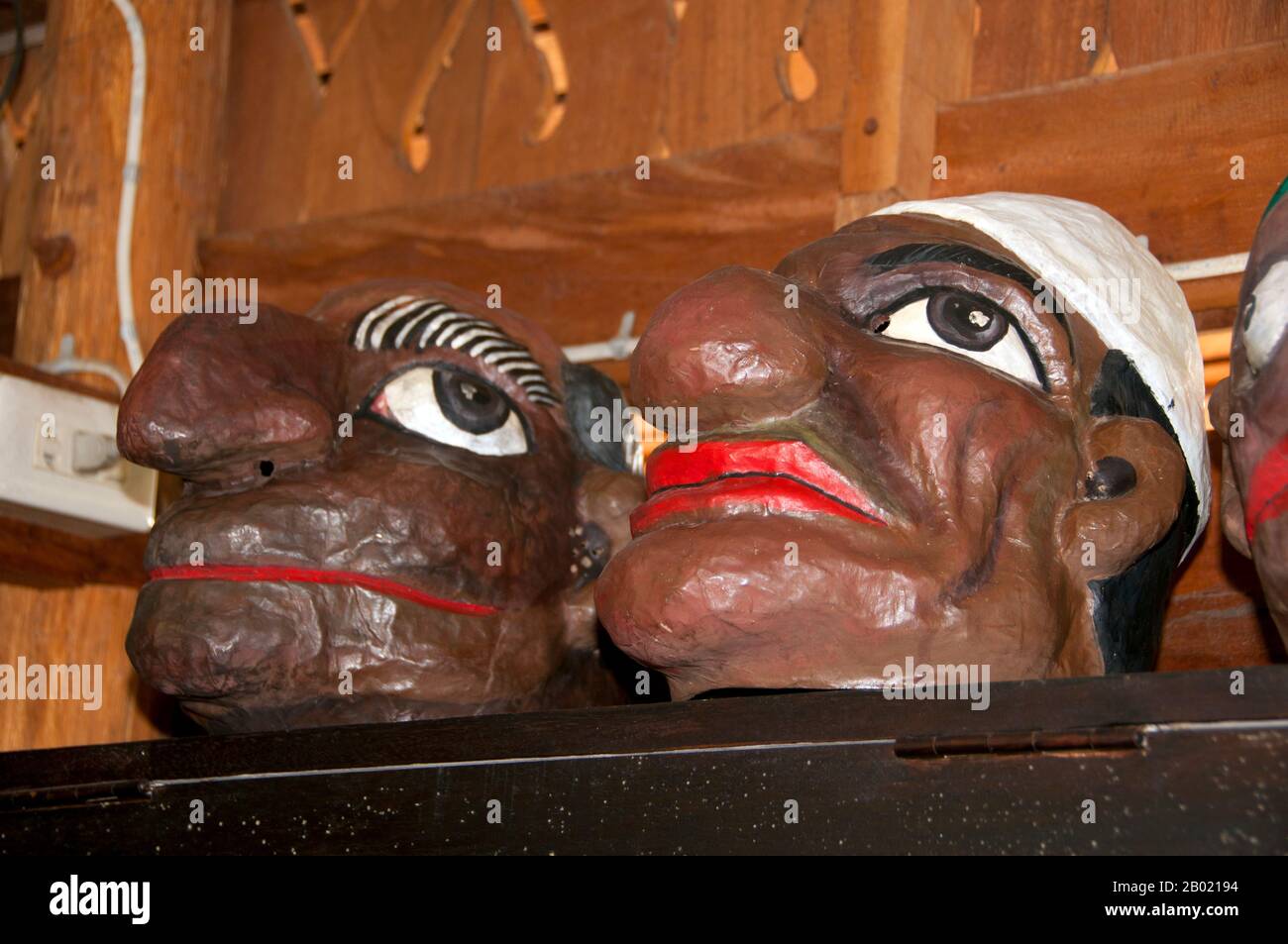 Thailandia: Maschere allo Shadow Puppet Theatre, Nakhon Sri Thammarat. 'Nang talung' è il teatro ombra dei burattini popolare nel sud della Thailandia. È una forma d'arte che si dice abbia avuto origine già nel 400 a.C. Ein Sud-est asiatico. Gli spettacoli di solito durano fino alla notte e rimangono un elemento essenziale se si riduce parte della vita dei villaggi nel profondo Sud della Thailandia. «Nang» significa «cuoio animale», da cui sono tagliate le cifre. «Talung» si riferisce a Phatthalung, una città nel sud della Thailandia dove si dice che la forma d’arte abbia avuto origine. Foto Stock