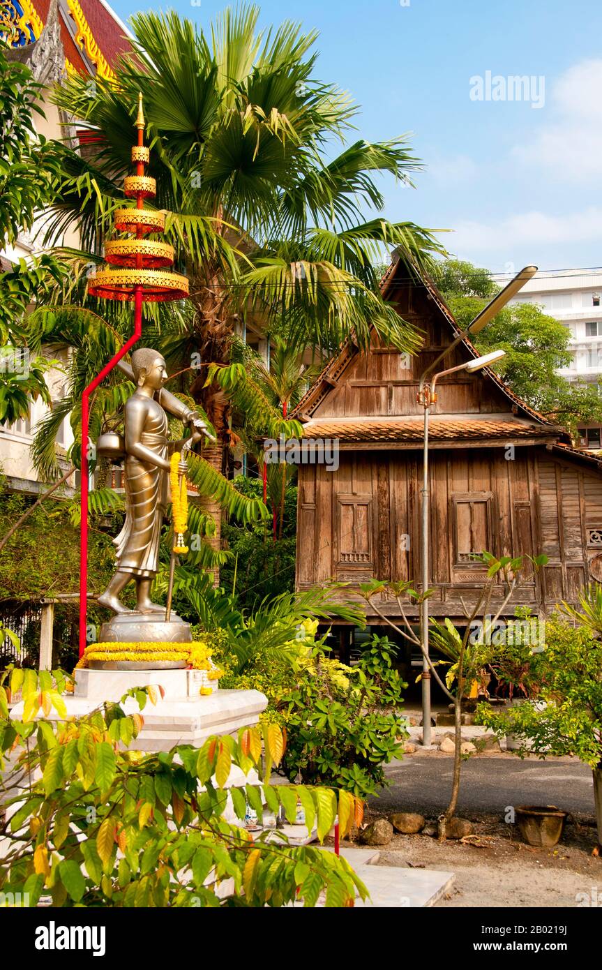 Wat Sao Thong Tong (Golden Pillar Temple), conosciuto anche come Wat Wang Tawan Tok, fu costruito tra il 1888 e il 1901. I giardini del tempio contengono tre vecchie case collegate, bei esempi di architettura tradizionale in stile Thai del Sud. Foto Stock