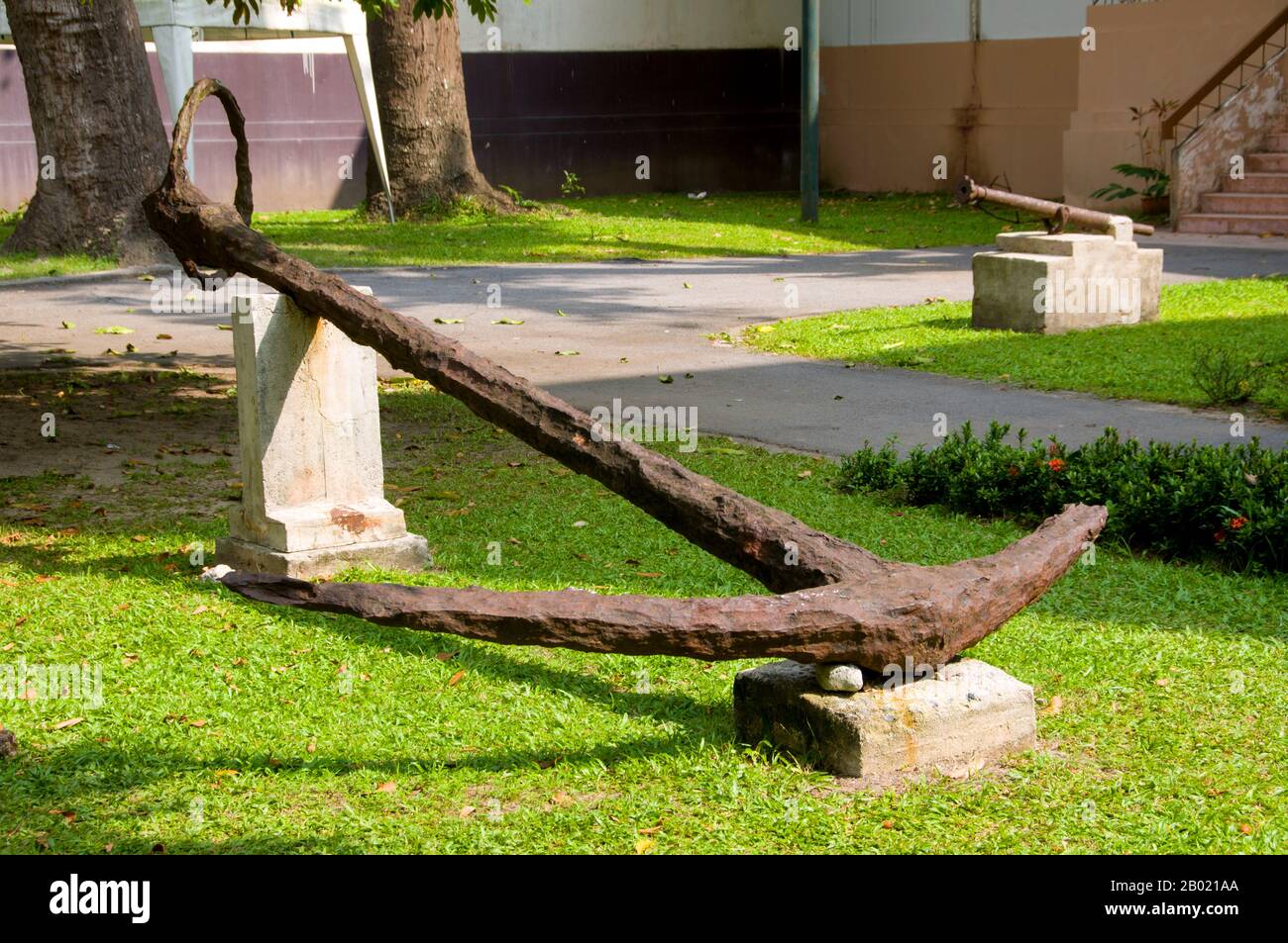 Thailandia: Antica ancora nel parco del Nakhon Sri Thammarat National Museum, Nakhon Sri Thammarat. Nakhon si Thammarat fu il centro amministrativo della Thailandia meridionale durante la maggior parte della sua storia. Originariamente una città costiera, il silting ha spostato la costa lontano dalla città. È una delle città più antiche della Thailandia e la maggior parte degli storici riconoscono il regno Tambralinga dei documenti cinesi come precursore di Nakhon si Thammarat. Con la caduta della capitale siamese di Ayutthaya nel 1767 riacquistò l'indipendenza, ma tornò alla sua fedeltà alla fondazione di Bangkok. Foto Stock