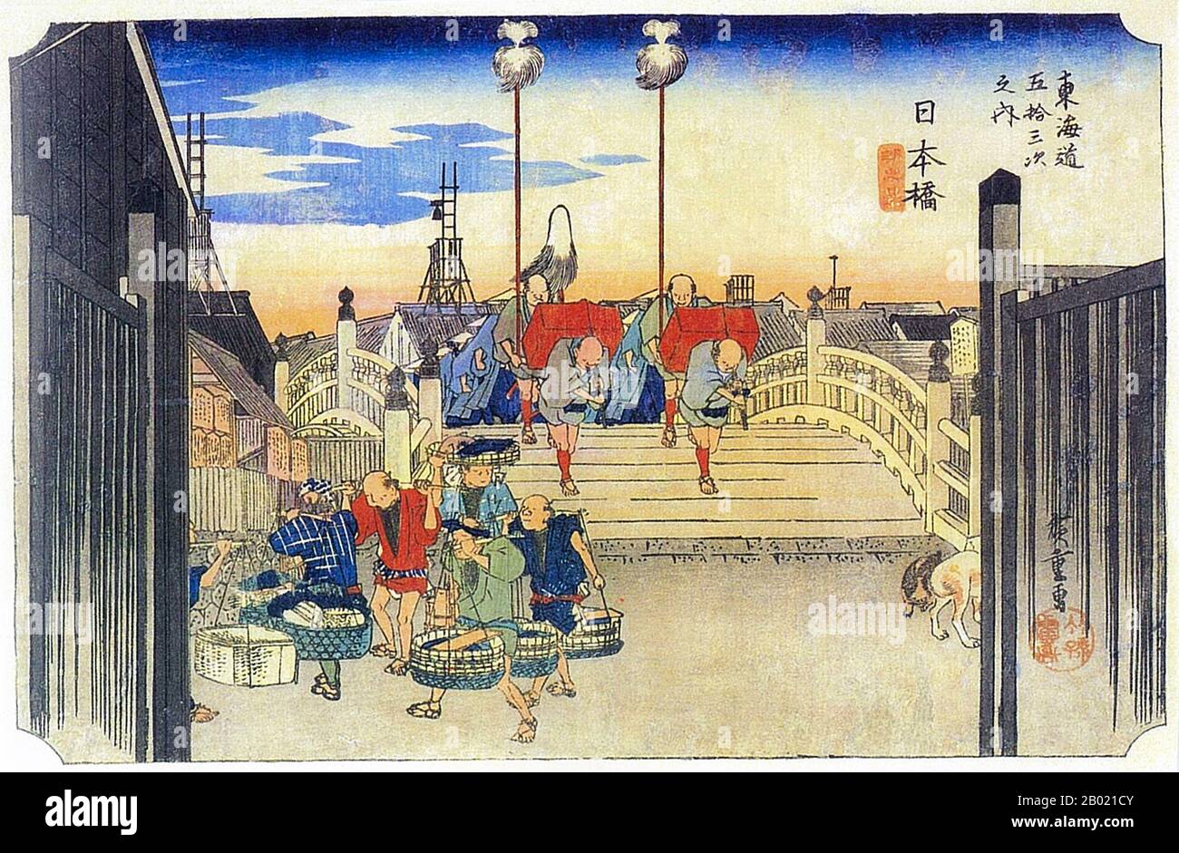 Nihonbashi: Vista che guarda attraverso il Ponte Nihon, Edo, da dove tutte le distanze sono state misurate con un cortège di daimyo che entra in vista sulla cima. In primo piano c'è un gruppo di cinque venditori di pesce (e un sesto in parte nascosto) che esce dal percorso, a sinistra, e due cani a destra. Questo ponte si trova nel centro di Edo ed è stato il punto di partenza della Tokaido Highway. Utagawa Hiroshige (歌川 広重, 1797 – 12 ottobre 1858) è stato un . Fu anche chiamato Andō Hiroshige (安藤 広重) (una combinazione irregolare o Foto Stock