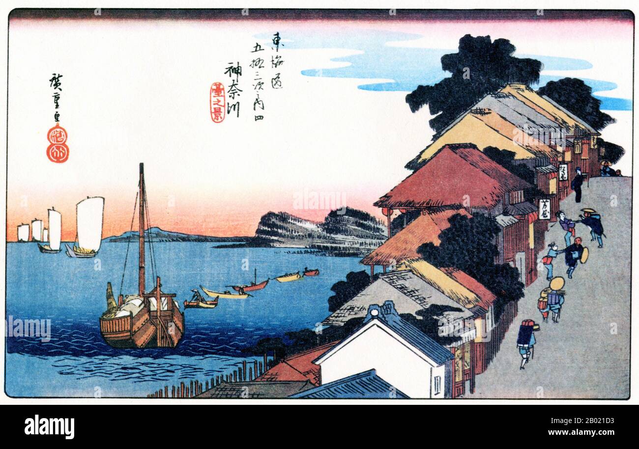 Giappone: "Stazione tre: Vista di Kanagawa al tramonto". Ukiyo-e xilografia della serie '53 stazioni della strada Tôkaidô' di Utagawa Hiroshige (1797-1858), 1834 circa. Kanagawa: Vista di una strada lungo la cima di una scogliera che si affaccia sulla baia di Edo, e di touts femminili che cercano di trascinare i viaggiatori nei residence. Questa stazione si trovava su una scogliera che si affacciava su un magnifico paesaggio marino di Edo Bay. Un lato dell'autostrada era fiancheggiato da due sale da tè a piani che dominavano la splendida baia. La terra è stata recuperata dalla baia vista nella foto e ora fa parte della città di Yokohama. Foto Stock