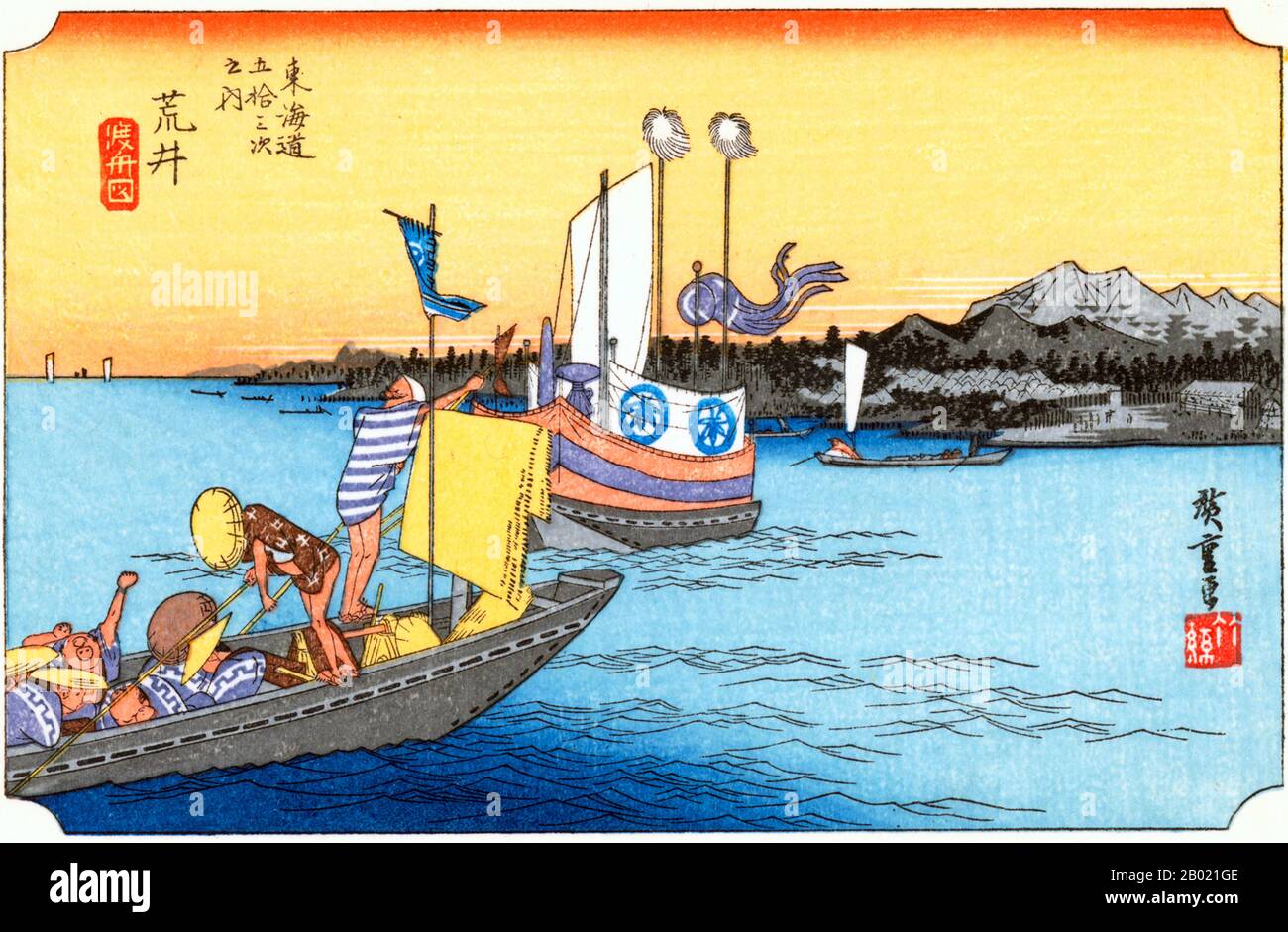 Giappone: "Stazione Thirty-One: Arai Ferry Boat". Ukiyo-e xilografia della serie '53 stazioni della strada Tôkaidô' di Utagawa Hiroshige (1797-1858), 1834 circa. Arai: Un grande traghetto, con una tenda intorno, che prende un daimyo di fronte a Maisaka, seguito da una barca più piccola con i suoi servitori. Un'alta catena di colline sulla riva più lontana; cielo dorato. I viaggiatori hanno viaggiato da Maisaka alla stazione di Arai in traghetto. Sulla riva c'era una stazione di barriera governativa per l'ispezione dei viaggiatori. Il composto rimane in gran parte intatto anche oggi. Foto Stock