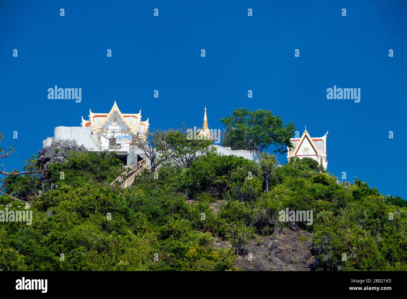 Thailandia: Wat Thammikaram, Khao Chong Krajok (montagna dello specchio), Prachuap Khiri Khan. Prachuap Khiri Khan significa «città tra la catena montuosa». Anche se poco più di un porto di pescatori, la città - che, a seconda di chi parli, è l'ultima capitale provinciale della Thailandia centrale, o la prima capitale provinciale del sud - ha un fascino particolare, ed è ben fuori dai soliti percorsi turistici. Cioè, i turisti passano tutto il tempo, ma raramente si fermano. Foto Stock
