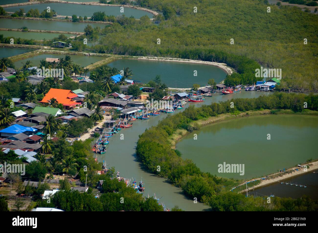 Thailandia: Barche da pesca ormeggiate a Ban Khao Daeng dal punto panoramico di Khao Daeng, Parco nazionale di Khao Sam ROI Yot, provincia di Prachuap Khiri Khan. Khao Sam ROI Yot è diventato il primo parco nazionale costiero della Thailandia nel 1996. Copre un'area di circa 100 chilometri quadrati (40 miglia quadrate) tra cui ripide montagne calcaree disseminate di grotte, paludi, paludi di mangrovie, spiagge sabbiose e acque marine poco profonde lungo la costa. Il nome sam roi yot significa “trecento picchi” e questo si riferisce direttamente ai numerosi affioramenti e picchi calcarei che caratterizzano il parco. Foto Stock