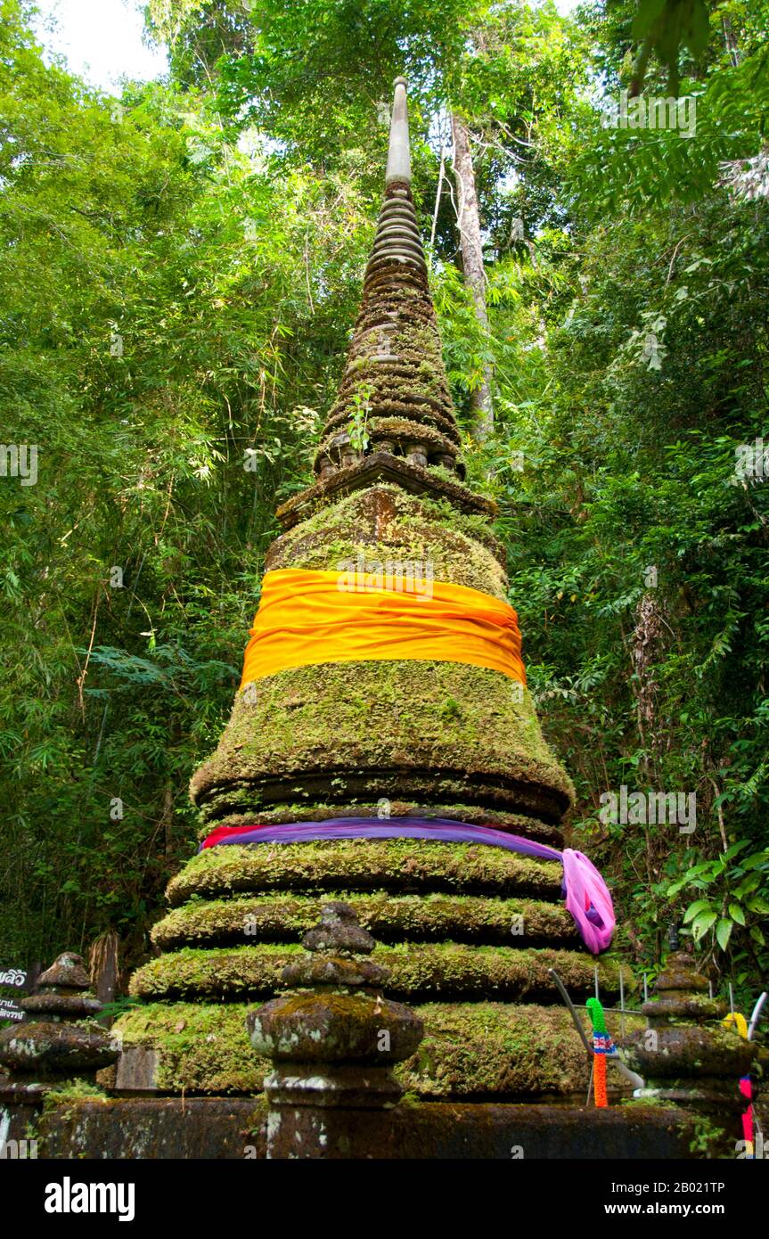 Thailandia: Alongkon chedi, Nam Tok Phlio (Phliw) National Park, provincia di Chanthaburi. L'Alongkon Chedi fu costruito nel 1876 dal re Chulalongkorn (Rama V, 1853-1910) in memoria della sua visita alla cascata Phlio nel 1874. Il parco nazionale Namtok Phlio è stato designato parco nazionale nel 1975 e originariamente chiamato parco nazionale di Khao sa BAP. Copre un'area di 135 kmq (52 km²) e contiene alcune delle foreste pluviali più lussureggianti della Thailandia. La fauna selvatica all'interno del parco comprende 32 specie di mammiferi e 156 specie di uccelli, come tigri, leopardi e orsi neri asiatici. Foto Stock