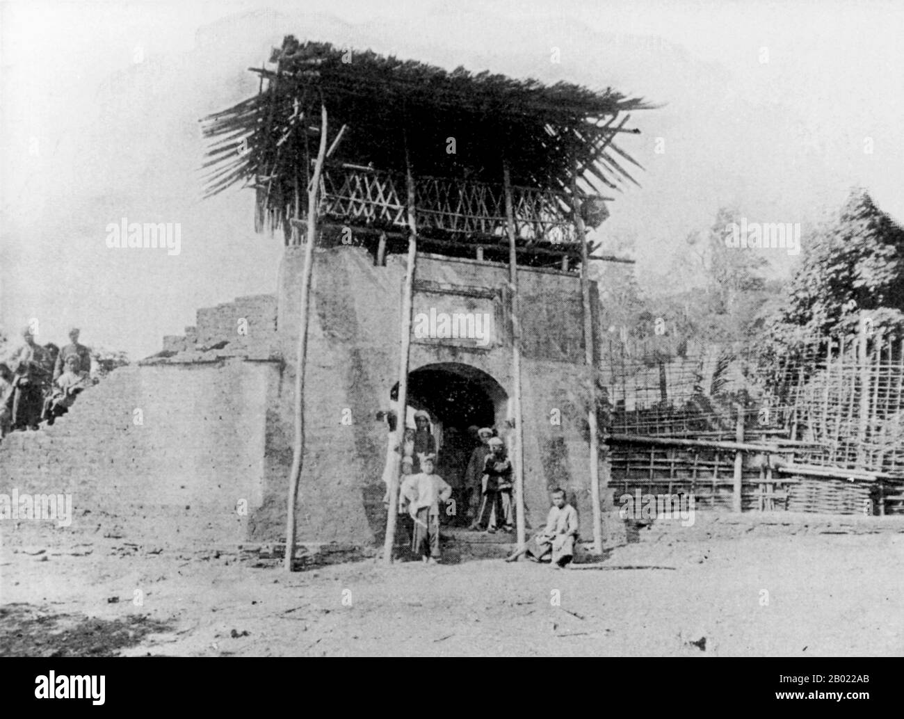 Thailandia: Porta d'ingresso alla città di Phayao, nel nord della Thailandia, 1895 circa. Phayao fu fondata nel 1096 come un piccolo regno di città-stato. Nel XIII secolo aveva guadagnato abbastanza importanza da essere trattato come un partner paritario insieme al regno di Lanna di re Mengrai e all'allora potente regno di Sukhothai. Tuttavia, nel 1338, la città fu catturata dal re Phayu di Lanna che incorporò Phayao nel regno di Lanna. Durante la dominazione birmana di Lanna la città era deserta. Nel 1897 la città, di recente rinvigorita, era diventata parte della provincia settentrionale tailandese di Chiang Rai. Foto Stock