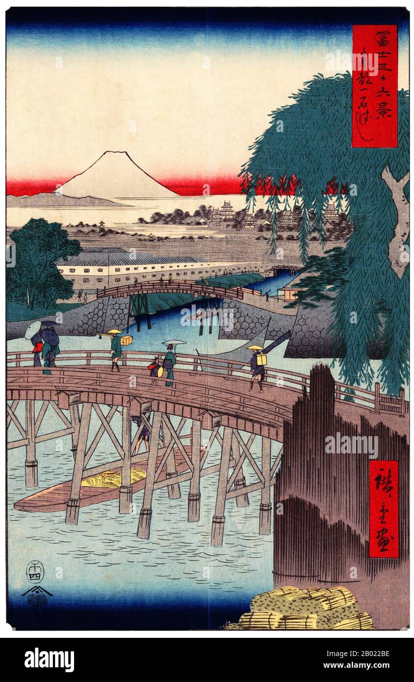 Giappone: Tōto Ichikokubashi: Ponte Ichikoku nella capitale orientale. Stampa in legno ukiyo-e dalla serie '36 Views of Mount Fuji' di Utagawa Hiroshige (1797-1858), 1858. Trentasei vedute del Monte Fuji è il titolo di due serie di stampe in legno dell'artista giapponese Andō Hiroshige, raffiguranti il Monte Fuji in diverse stagioni e condizioni meteorologiche da una varietà di luoghi e distanze diversi. Le serie 1852 sono orientate in orizzontale; le serie 1858 sono orientate in verticale. Foto Stock