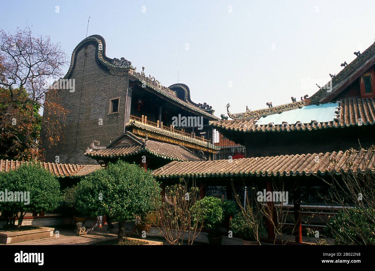 Cina: Tetti con manici Wok tipici di questa parte della provincia del Guangdong al Foshan Arts Museum, Foshan, provincia del Guangdong. Zu Miao (tempio ancestrale) fu costruito durante il regno dell'imperatore Zhezong (1076-1100), VII imperatore della dinastia Song (960-1276). Il tempio è dedicato a Beidi, il Dio del Nord, che si dice abbia potere sulle acque del Guangdong. Foshan risale al VII secolo d.C. ed è stata famosa per la sua ceramica, la porcellana e la ceramica fin dalla dinastia Song. E' anche famoso per le sue arti marziali Contiene numerose scuole Wing Chun dove molte vengono ad allenarsi. Foto Stock
