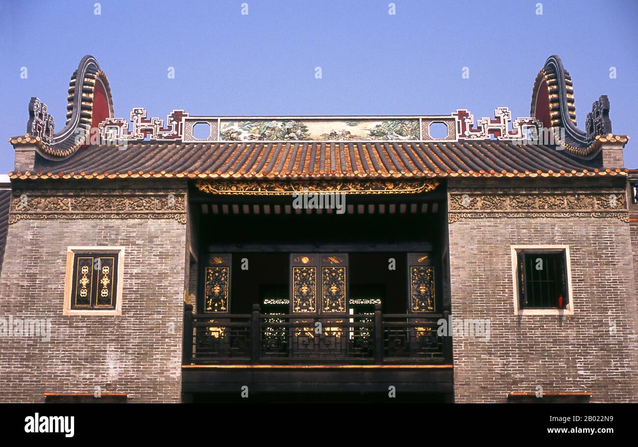 Cina: Tetti con manici Wok tipici di questa parte della provincia del Guangdong al Foshan Arts Museum, Foshan, provincia del Guangdong. Zu Miao (tempio ancestrale) fu costruito durante il regno dell'imperatore Zhezong (1076-1100), VII imperatore della dinastia Song (960-1276). Il tempio è dedicato a Beidi, il Dio del Nord, che si dice abbia potere sulle acque del Guangdong. Foshan risale al VII secolo d.C. ed è stata famosa per la sua ceramica, la porcellana e la ceramica fin dalla dinastia Song. E' anche famoso per le sue arti marziali Contiene numerose scuole Wing Chun dove molte vengono ad allenarsi. Foto Stock