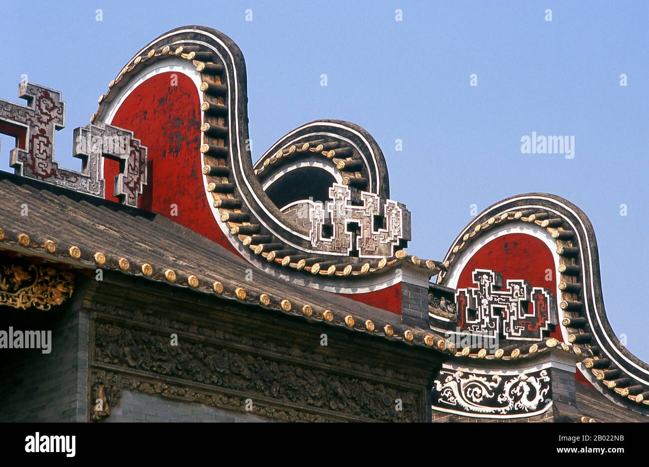 Cina: Tetti con manici Wok tipici di questa parte della provincia del Guangdong al Foshan Arts Museum, Foshan, provincia del Guangdong. Zu Miao (tempio ancestrale) fu costruito durante il regno dell'imperatore Zhezong (1076-1100), VII imperatore della dinastia Song (960-1276). Il tempio è dedicato a Beidi, il Dio del Nord, che si dice abbia potere sulle acque del Guangdong. Foshan risale al VII secolo d.C. ed è stata famosa per la sua ceramica, la porcellana e la ceramica fin dalla dinastia Song. E' anche famoso per le sue arti marziali Contiene numerose scuole Wing Chun dove molte vengono ad allenarsi. Foto Stock