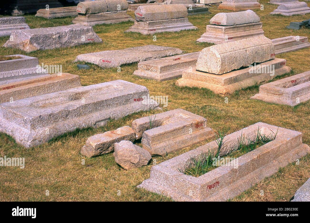 Cina: Tombe musulmane scavate nel giardino del Museo marittimo di Quanzhou, provincia del Fujian. Quanzhou fu fondata nel 718 durante la dinastia Tang (618-907). In quei giorni Guangzhou era il più grande porto marittimo della Cina, ma questo status sarebbe stato superato più tardi da Quanzhou. Durante la dinastia Song (960-1279) e la dinastia Yuan (1279-1368), Quanzhou era uno dei più grandi porti marittimi del mondo, ospitando una grande comunità di abitanti nati all'estero provenienti da tutto il mondo eurasiatico. Foto Stock
