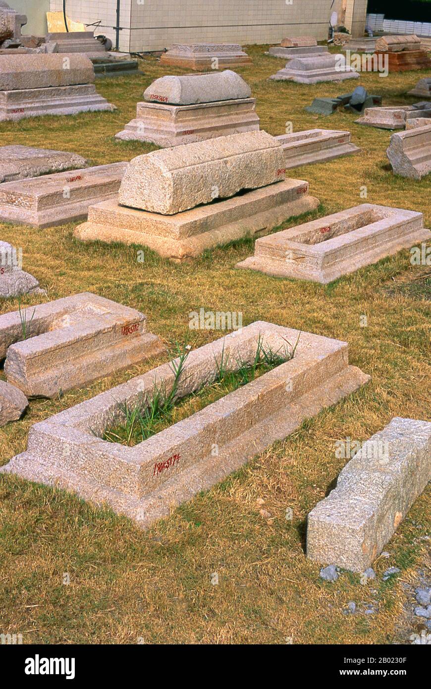 Cina: Tombe musulmane scavate nel giardino del Museo marittimo di Quanzhou, provincia del Fujian. Quanzhou fu fondata nel 718 durante la dinastia Tang (618-907). In quei giorni Guangzhou era il più grande porto marittimo della Cina, ma questo status sarebbe stato superato più tardi da Quanzhou. Durante la dinastia Song (960-1279) e la dinastia Yuan (1279-1368), Quanzhou era uno dei più grandi porti marittimi del mondo, ospitando una grande comunità di abitanti nati all'estero provenienti da tutto il mondo eurasiatico. Foto Stock