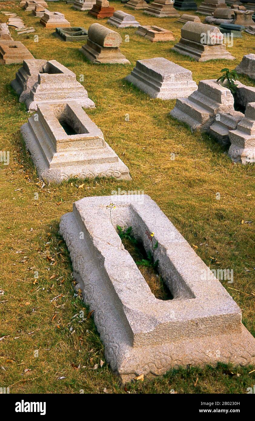 Cina: Tombe musulmane scavate nel giardino del Museo marittimo di Quanzhou, provincia del Fujian. Quanzhou fu fondata nel 718 durante la dinastia Tang (618-907). In quei giorni Guangzhou era il più grande porto marittimo della Cina, ma questo status sarebbe stato superato più tardi da Quanzhou. Durante la dinastia Song (960-1279) e la dinastia Yuan (1279-1368), Quanzhou era uno dei più grandi porti marittimi del mondo, ospitando una grande comunità di abitanti nati all'estero provenienti da tutto il mondo eurasiatico. Foto Stock
