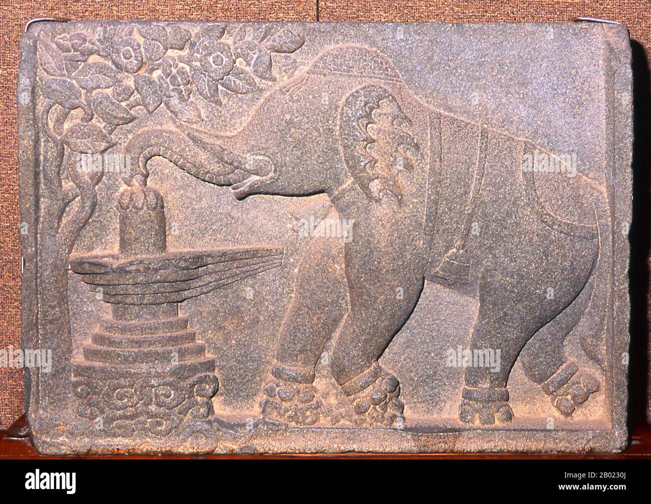 Cina: Elefante e linga su una pietra indù nel Museo marittimo di Quanzhou, provincia del Fujian. Quanzhou fu fondata nel 718 durante la dinastia Tang (618-907). In quei giorni Guangzhou era il più grande porto marittimo della Cina, ma questo status sarebbe stato superato più tardi da Quanzhou. Durante la dinastia Song (960-1279) e la dinastia Yuan (1279-1368), Quanzhou era uno dei più grandi porti marittimi del mondo, ospitando una grande comunità di abitanti nati all'estero provenienti da tutto il mondo eurasiatico. Foto Stock