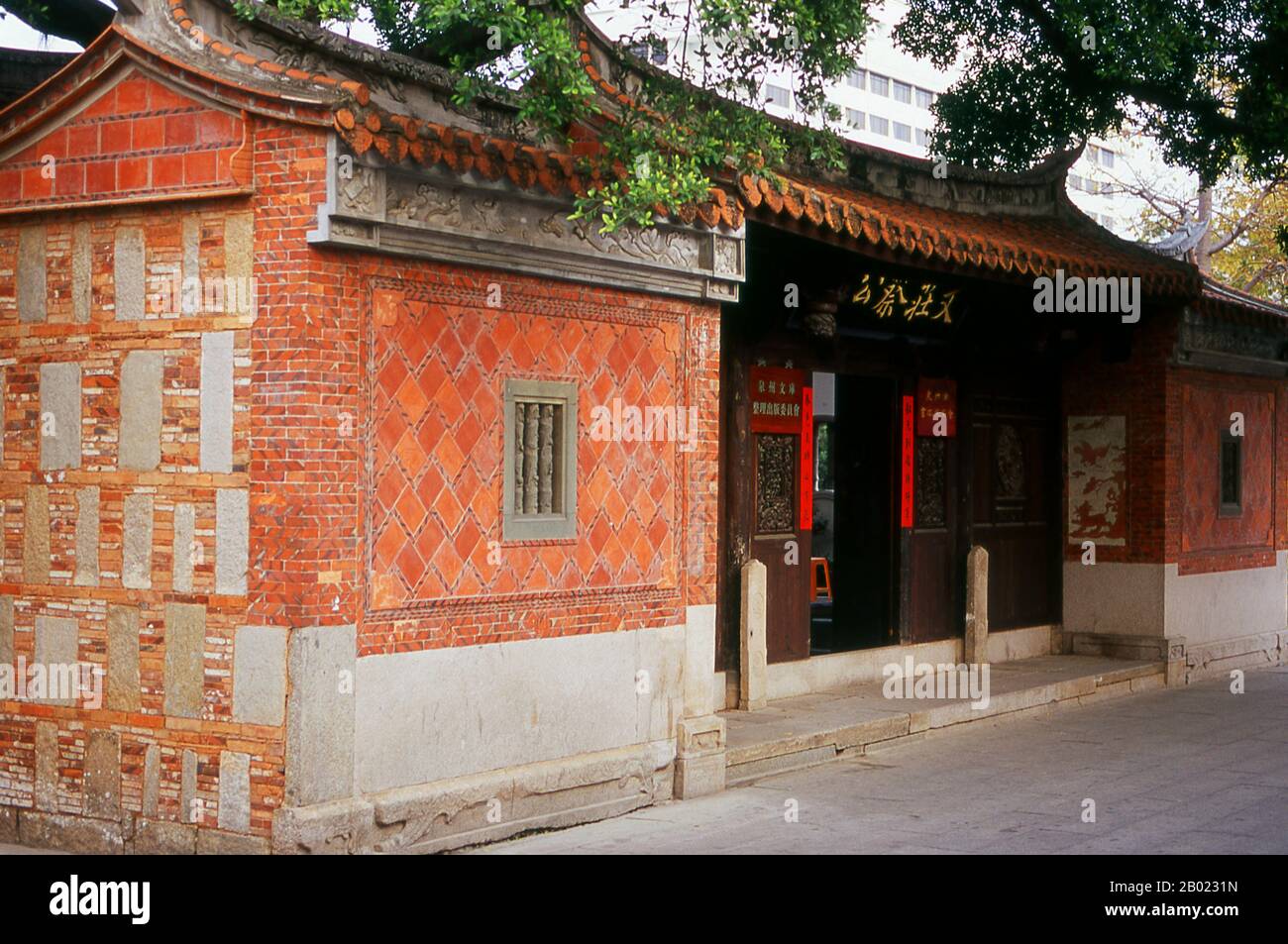 Quanzhou fu fondata nel 718 durante la Dinastia Tang (618-907). In quei giorni, Guangzhou era il più grande porto marittimo della Cina, ma questo status sarebbe stato superato più tardi da Quanzhou. Durante la Dinastia Song (960–1279) e la Dinastia Yuan (1279–1368), Quanzhou era uno dei più grandi porti marittimi del mondo, ospitando una grande comunità di abitanti stranieri provenienti da tutto il mondo eurasiatico. Per la sua reputazione, Quanzhou è stato chiamato il punto di partenza della Via della Seta via mare. Dalla forma araba del nome della città, Zayton, la parola satin sarebbe minted. Nei Viaggi Di Marco Polo, Quanzhou (Chiamato Foto Stock