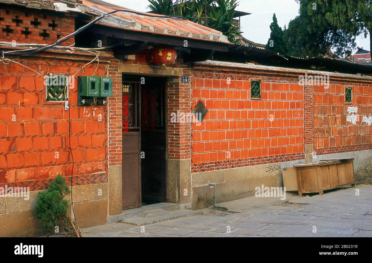 Quanzhou fu fondata nel 718 durante la Dinastia Tang (618-907). In quei giorni, Guangzhou era il più grande porto marittimo della Cina, ma questo status sarebbe stato superato più tardi da Quanzhou. Durante la Dinastia Song (960–1279) e la Dinastia Yuan (1279–1368), Quanzhou era uno dei più grandi porti marittimi del mondo, ospitando una grande comunità di abitanti stranieri provenienti da tutto il mondo eurasiatico. Per la sua reputazione, Quanzhou è stato chiamato il punto di partenza della Via della Seta via mare. Dalla forma araba del nome della città, Zayton, la parola satin sarebbe minted. Nei Viaggi Di Marco Polo, Quanzhou (Chiamato Foto Stock