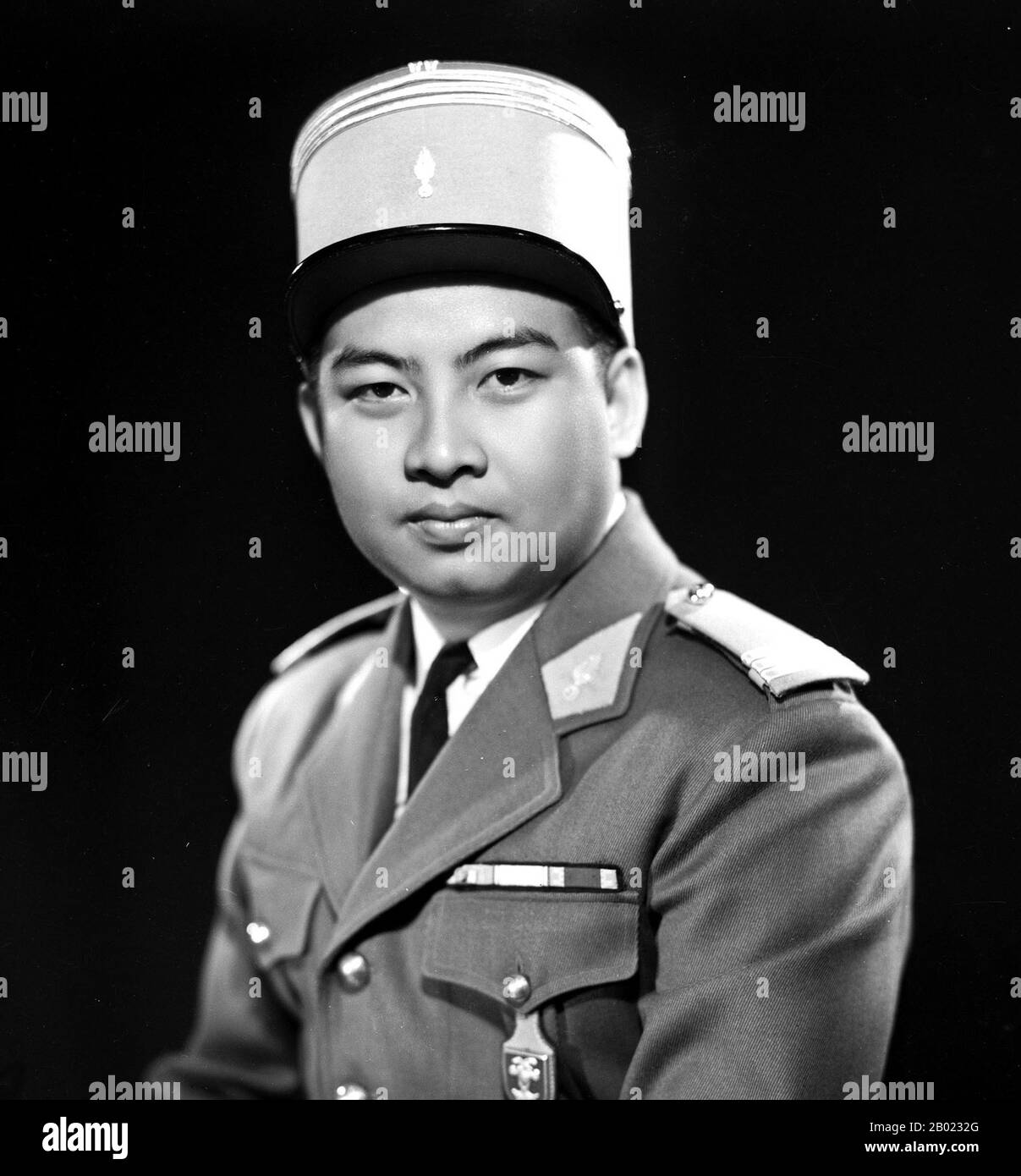Cambogia: Re Norodom Sihanouk (31 ottobre 1922 - 15 ottobre 2012) in uniforme francese e kepi nel 1953, un anno prima dell'indipendenza cambogiana dall'Indocina francese e dalla Francia. Norodom Sihanouk fu re di Cambogia dal 1941 al 1955 e di nuovo dal 1993 fino al suo ritiro e abdicazione volontaria il 7 ottobre 2004 in favore di suo figlio, l'attuale re Norodom Sihamoni. Dopo la sua abdicazione fu conosciuto come il Re-padre della Cambogia, una posizione in cui mantenne molte delle sue precedenti responsabilità come monarca costituzionale. Morì di infarto a Pechino, in Cina, nel 2012. Foto Stock