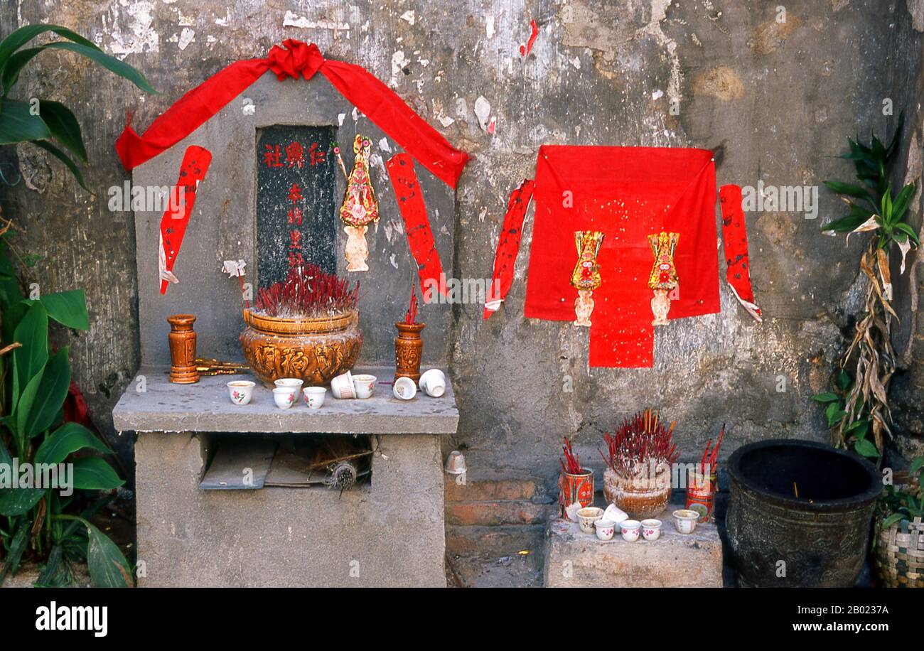 Cina: Santuario di strada con supporti di incenso accanto a un vecchio negozio degli anni '1920, Zhongshan Lu, Beihai, provincia del Guangxi. Il porto di Beihai sulla costa meridionale della Cina, nella provincia del Guangxi, ospita ancora edifici in stile europeo del XIX secolo che ricordano la sua storia come porto trattato (i migliori esempi sono vicino al lungomare); la città è anche conosciuta per le sue spiagge. Dopo il trattato sino-britannico di Yantai del 1876, otto nazioni occidentali (Regno Unito, Stati Uniti, Germania, Austria-Ungheria, Francia, Italia, Portogallo e Belgio) istituirono ambasciate, ospedali, chiese, scuole e costumi marittimi. Foto Stock