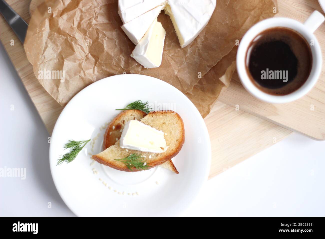 Espresso appena Preparato servito con Camembert di formaggio francese con Pane Tostato fresco. Tavolo Per La Colazione. Foto Stock