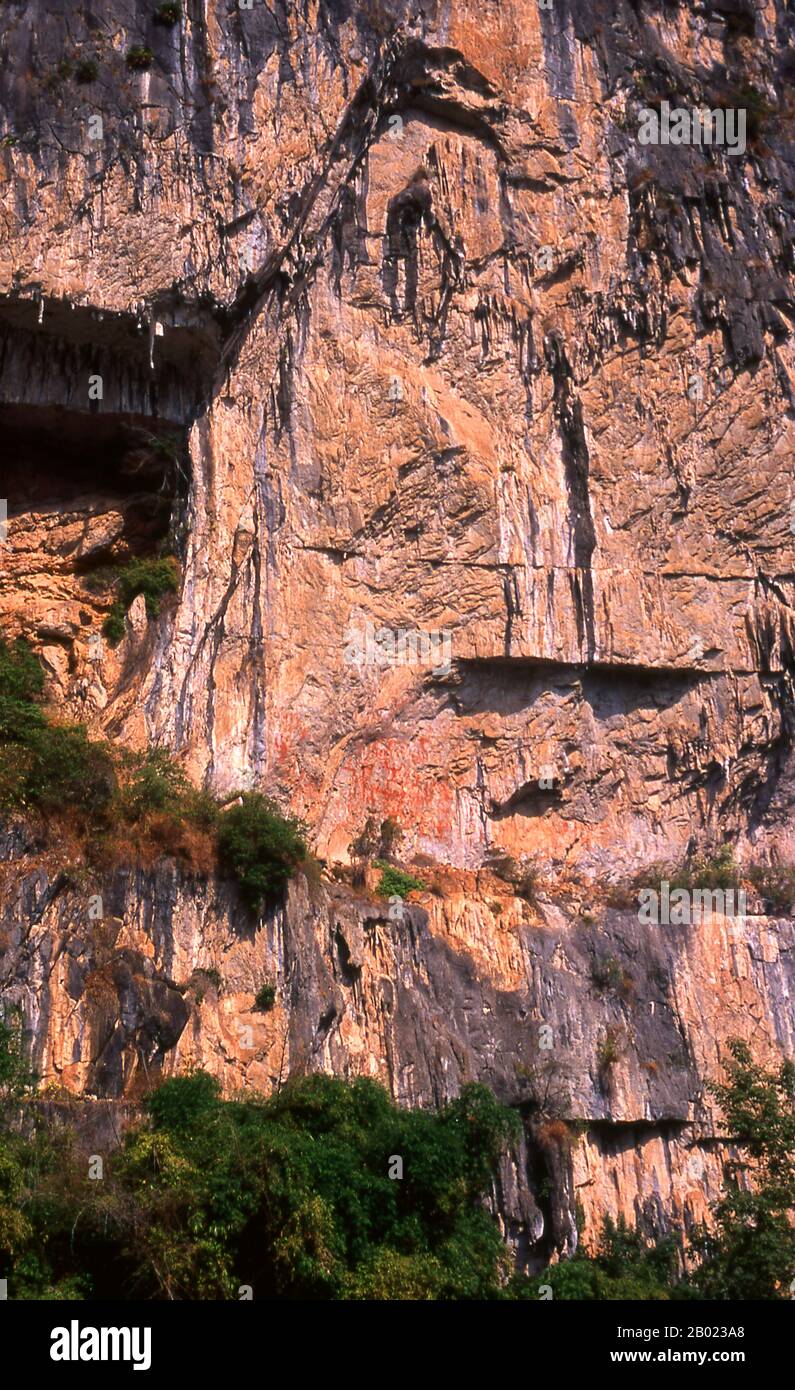 Cina: I dipinti della scogliera di Huashan (Huashan Bihua), il fiume Zuo (Zuo Jiang), la riserva naturale di Longrui, provincia del Guangxi. I dipinti della scogliera Huashan si trovano lungo il fiume Zuo nella provincia del Guangxi e si ritiene che abbiano circa 2000 anni. Ci sono 60 dipinti in tutto con un totale di 1.770 figure umane. I dipinti furono eseguiti dal popolo Luoyue, antenati della locale minoranza Zhuang. Lo Zuojiang o fiume Zuo (letteralmente "fiume sinistro") è un fiume della provincia del Guangxi, nella Cina meridionale. Sfocia nel Mar Cinese meridionale. Foto Stock