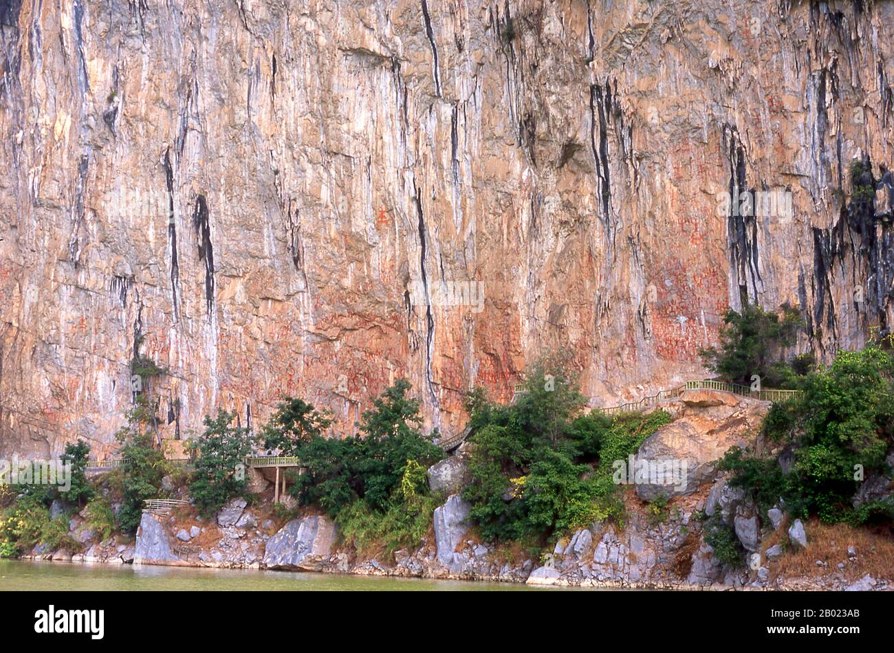 Cina: I dipinti della scogliera di Huashan (Huashan Bihua), il fiume Zuo (Zuo Jiang), la riserva naturale di Longrui, provincia del Guangxi. I dipinti della scogliera Huashan si trovano lungo il fiume Zuo nella provincia del Guangxi e si ritiene che abbiano circa 2000 anni. Ci sono 60 dipinti in tutto con un totale di 1.770 figure umane. I dipinti furono eseguiti dal popolo Luoyue, antenati della locale minoranza Zhuang. Lo Zuojiang o fiume Zuo (letteralmente "fiume sinistro") è un fiume della provincia del Guangxi, nella Cina meridionale. Sfocia nel Mar Cinese meridionale. Foto Stock