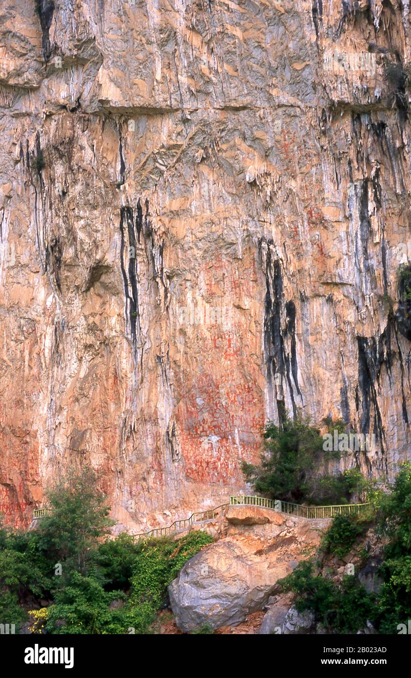 Cina: I dipinti della scogliera di Huashan (Huashan Bihua), il fiume Zuo (Zuo Jiang), la riserva naturale di Longrui, provincia del Guangxi. I dipinti della scogliera Huashan si trovano lungo il fiume Zuo nella provincia del Guangxi e si ritiene che abbiano circa 2000 anni. Ci sono 60 dipinti in tutto con un totale di 1.770 figure umane. I dipinti furono eseguiti dal popolo Luoyue, antenati della locale minoranza Zhuang. Lo Zuojiang o fiume Zuo (letteralmente "fiume sinistro") è un fiume della provincia del Guangxi, nella Cina meridionale. Sfocia nel Mar Cinese meridionale. Foto Stock