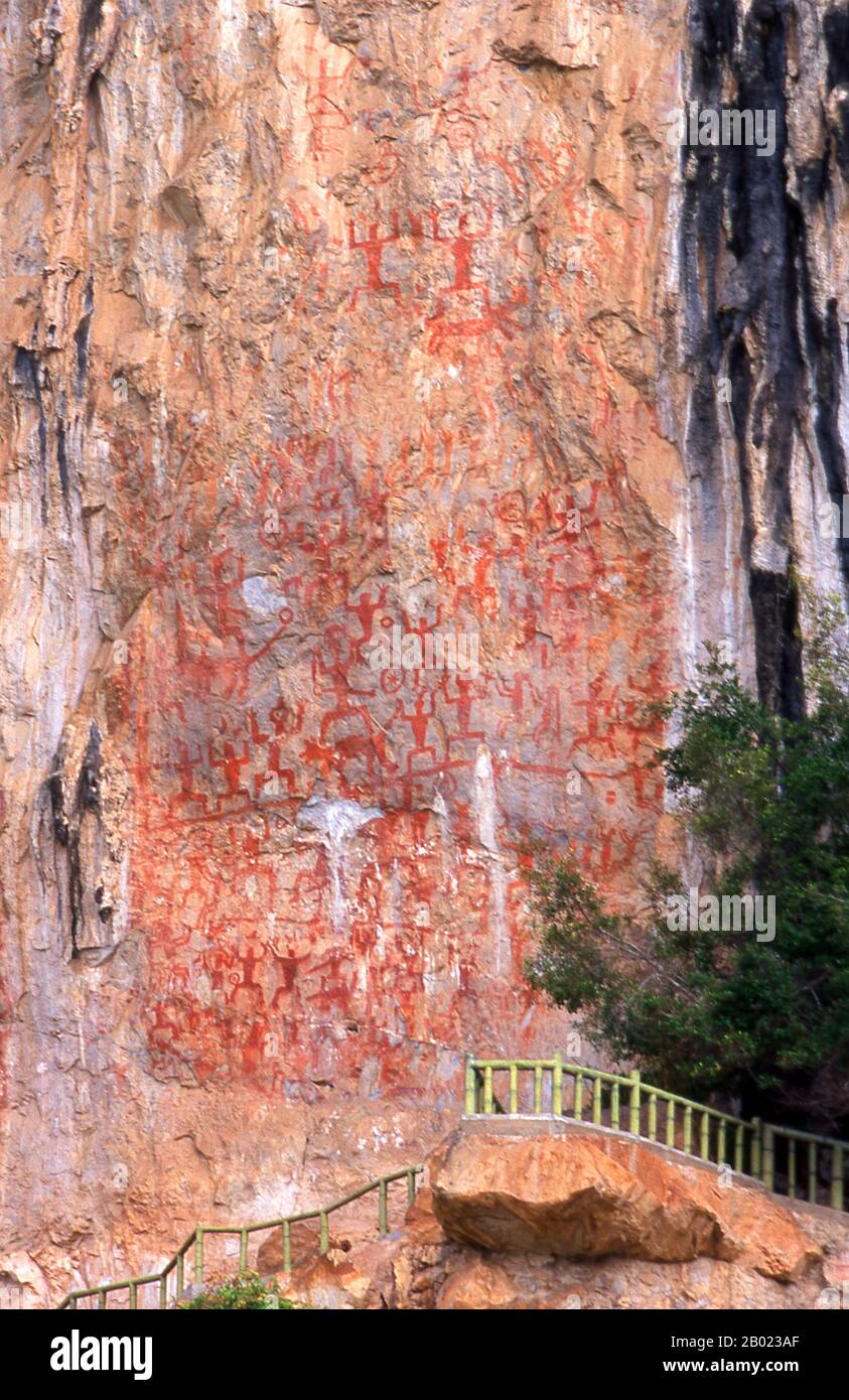 Cina: I dipinti della scogliera di Huashan (Huashan Bihua), il fiume Zuo (Zuo Jiang), la riserva naturale di Longrui, provincia del Guangxi. I dipinti della scogliera Huashan si trovano lungo il fiume Zuo nella provincia del Guangxi e si ritiene che abbiano circa 2000 anni. Ci sono 60 dipinti in tutto con un totale di 1.770 figure umane. I dipinti furono eseguiti dal popolo Luoyue, antenati della locale minoranza Zhuang. Lo Zuojiang o fiume Zuo (letteralmente "fiume sinistro") è un fiume della provincia del Guangxi, nella Cina meridionale. Sfocia nel Mar Cinese meridionale. Foto Stock