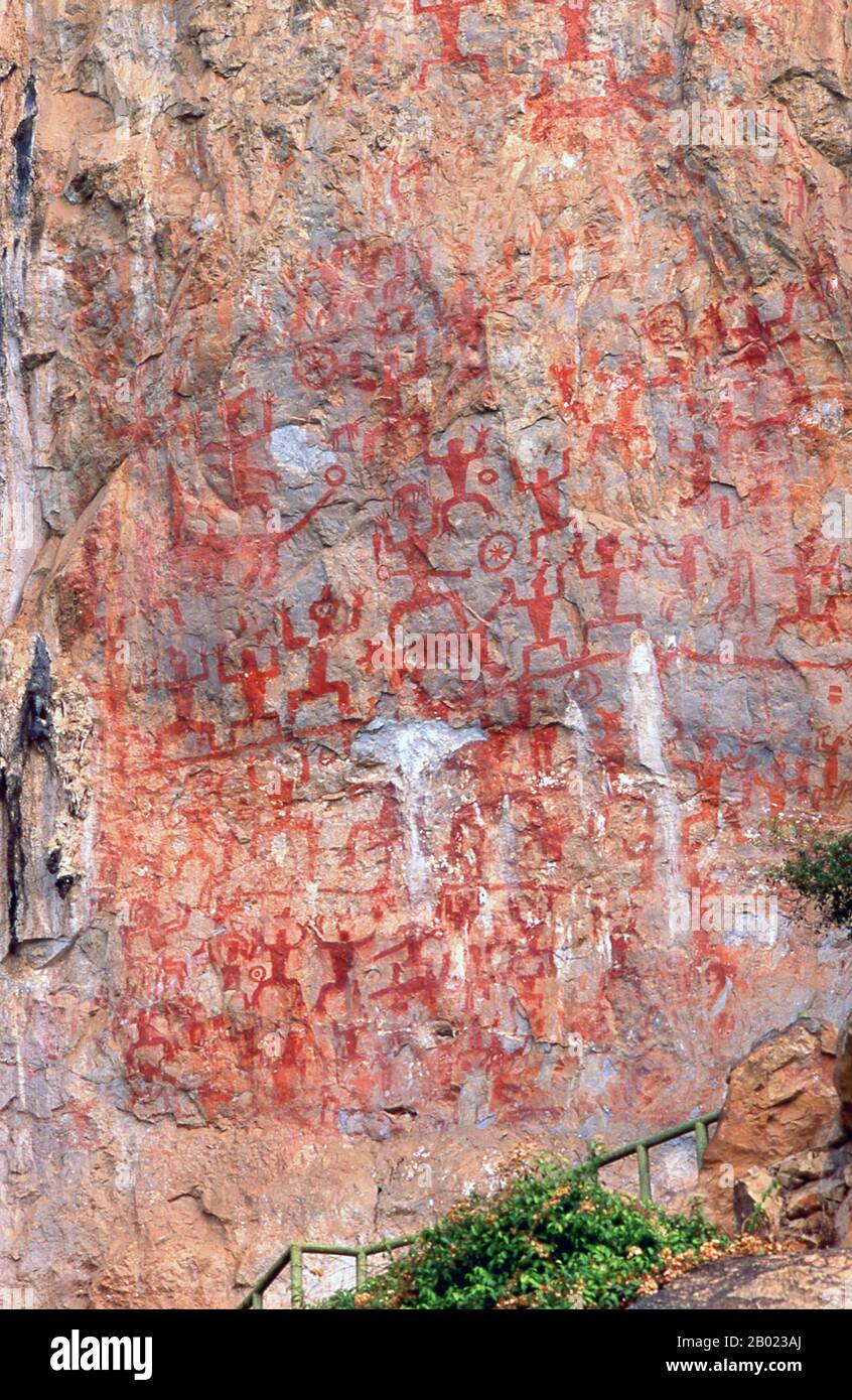 Cina: I dipinti della scogliera di Huashan (Huashan Bihua), il fiume Zuo (Zuo Jiang), la riserva naturale di Longrui, provincia del Guangxi. I dipinti della scogliera Huashan si trovano lungo il fiume Zuo nella provincia del Guangxi e si ritiene che abbiano circa 2000 anni. Ci sono 60 dipinti in tutto con un totale di 1.770 figure umane. I dipinti furono eseguiti dal popolo Luoyue, antenati della locale minoranza Zhuang. Lo Zuojiang o fiume Zuo (letteralmente "fiume sinistro") è un fiume della provincia del Guangxi, nella Cina meridionale. Sfocia nel Mar Cinese meridionale. Foto Stock