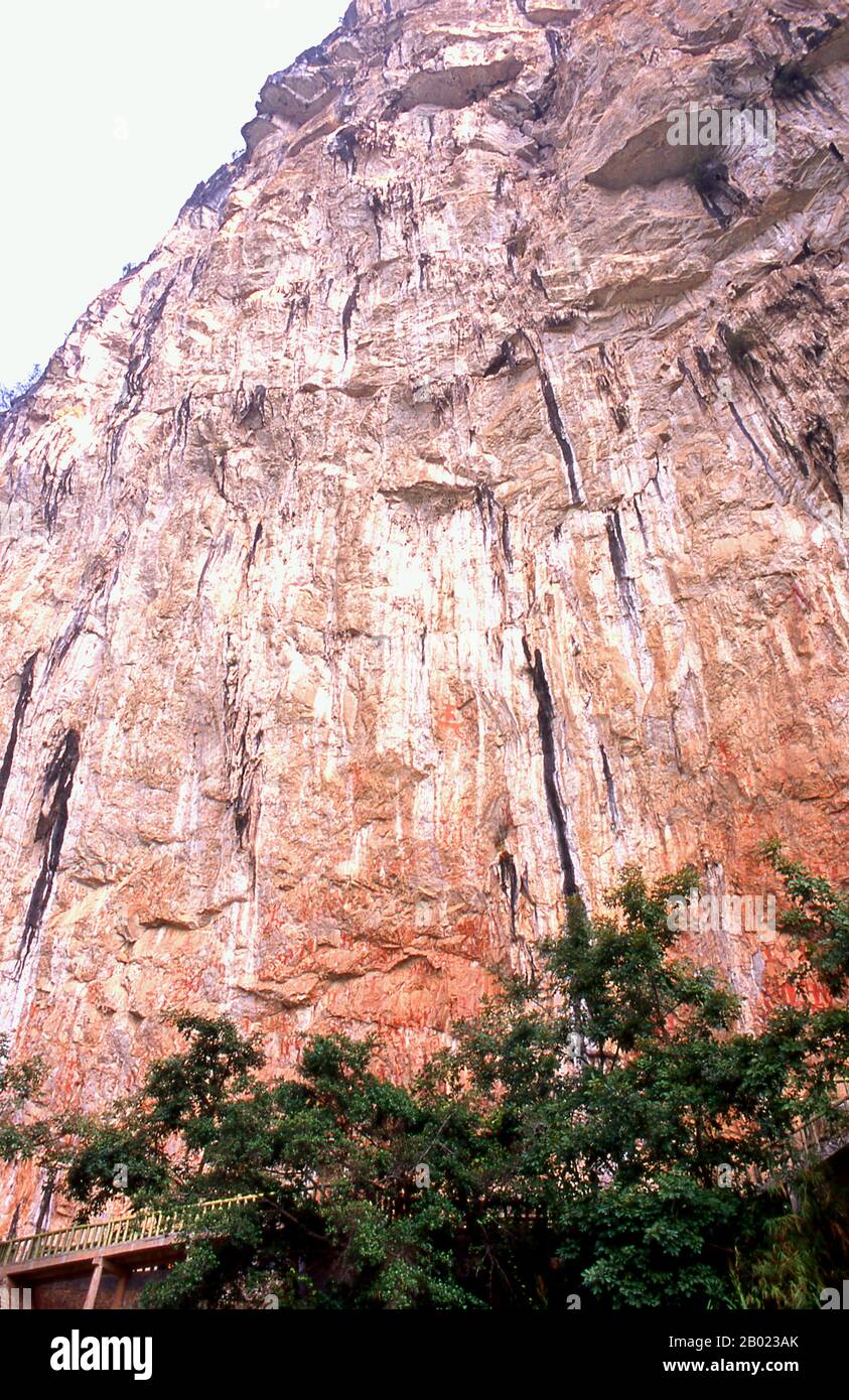 Cina: I dipinti della scogliera di Huashan (Huashan Bihua), il fiume Zuo (Zuo Jiang), la riserva naturale di Longrui, provincia del Guangxi. I dipinti della scogliera Huashan si trovano lungo il fiume Zuo nella provincia del Guangxi e si ritiene che abbiano circa 2000 anni. Ci sono 60 dipinti in tutto con un totale di 1.770 figure umane. I dipinti furono eseguiti dal popolo Luoyue, antenati della locale minoranza Zhuang. Lo Zuojiang o fiume Zuo (letteralmente "fiume sinistro") è un fiume della provincia del Guangxi, nella Cina meridionale. Sfocia nel Mar Cinese meridionale. Foto Stock