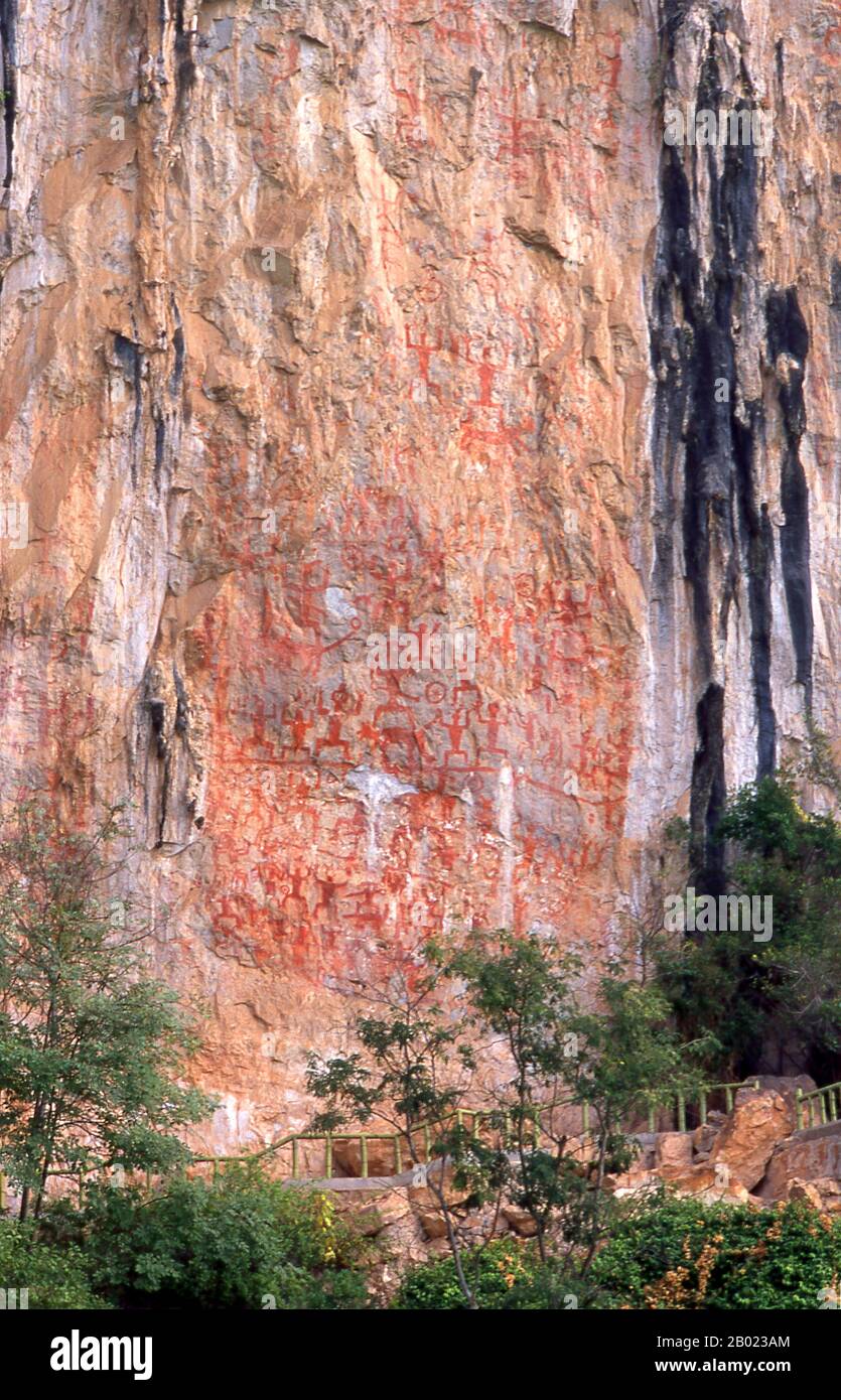 Cina: I dipinti della scogliera di Huashan (Huashan Bihua), il fiume Zuo (Zuo Jiang), la riserva naturale di Longrui, provincia del Guangxi. I dipinti della scogliera Huashan si trovano lungo il fiume Zuo nella provincia del Guangxi e si ritiene che abbiano circa 2000 anni. Ci sono 60 dipinti in tutto con un totale di 1.770 figure umane. I dipinti furono eseguiti dal popolo Luoyue, antenati della locale minoranza Zhuang. Lo Zuojiang o fiume Zuo (letteralmente "fiume sinistro") è un fiume della provincia del Guangxi, nella Cina meridionale. Sfocia nel Mar Cinese meridionale. Foto Stock
